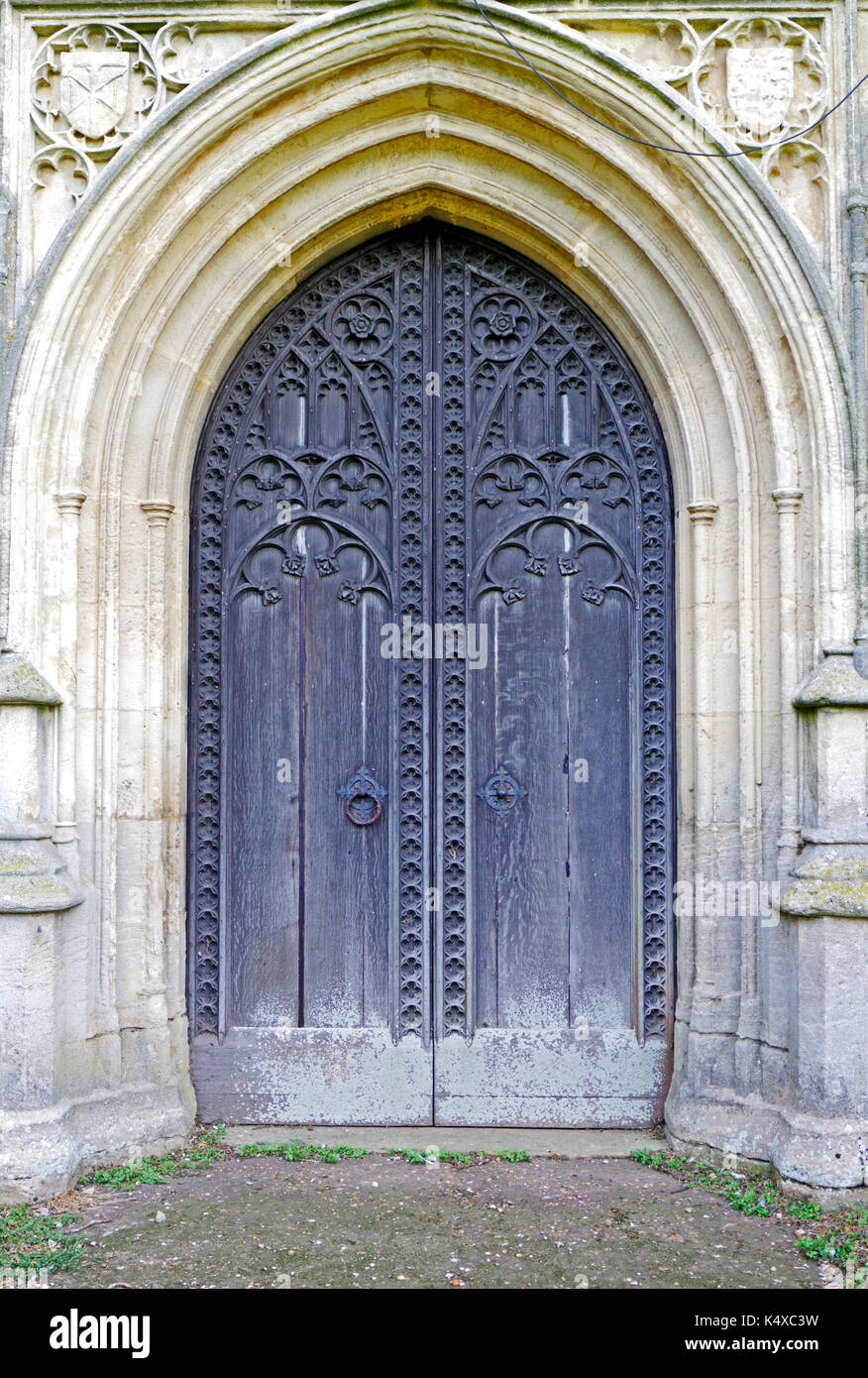 Una vista della porta occidentale della chiesa parrocchiale di San Giacomo a southrepps, Norfolk, Inghilterra, Regno Unito. Foto Stock