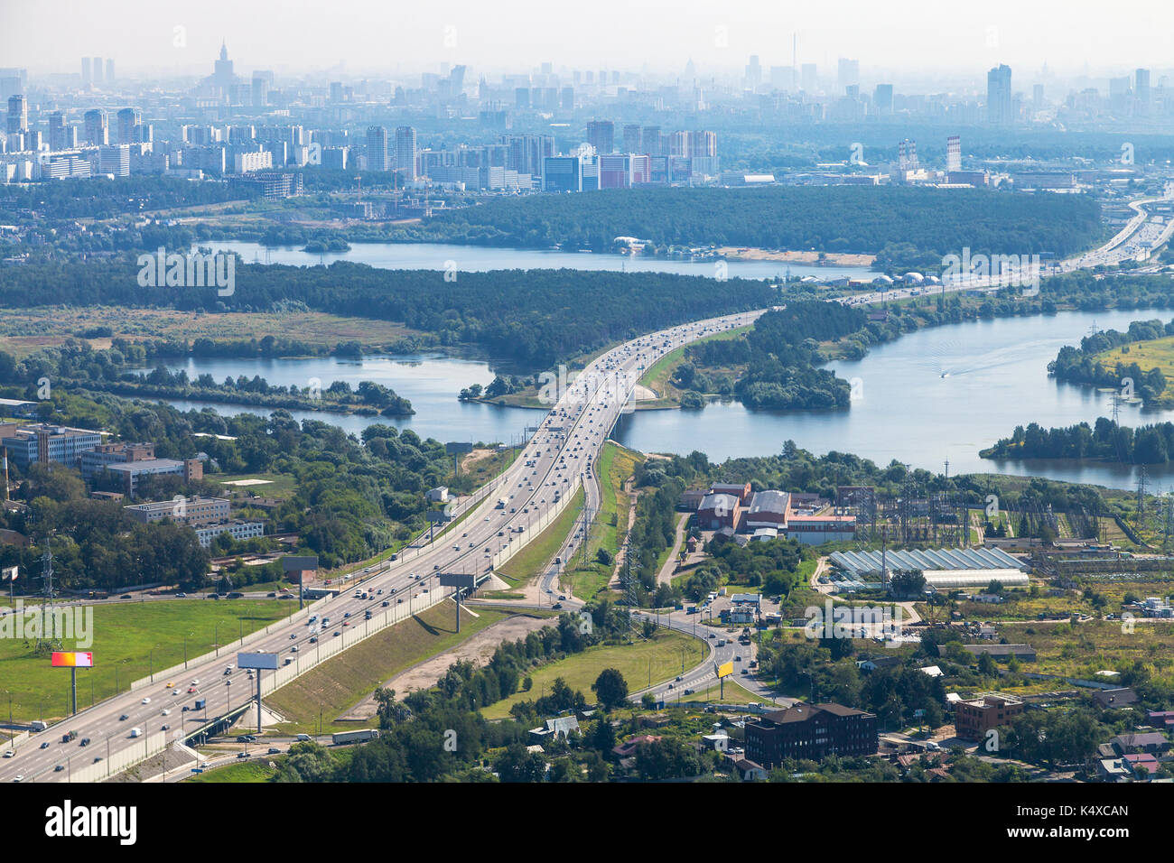 Al di sopra di vista di novorizhskoye shosse russo di strada m9 autostrada del mar Baltico oltre il fiume Moskva in pavshinsky floodplain vicino alla città di Mosca Foto Stock