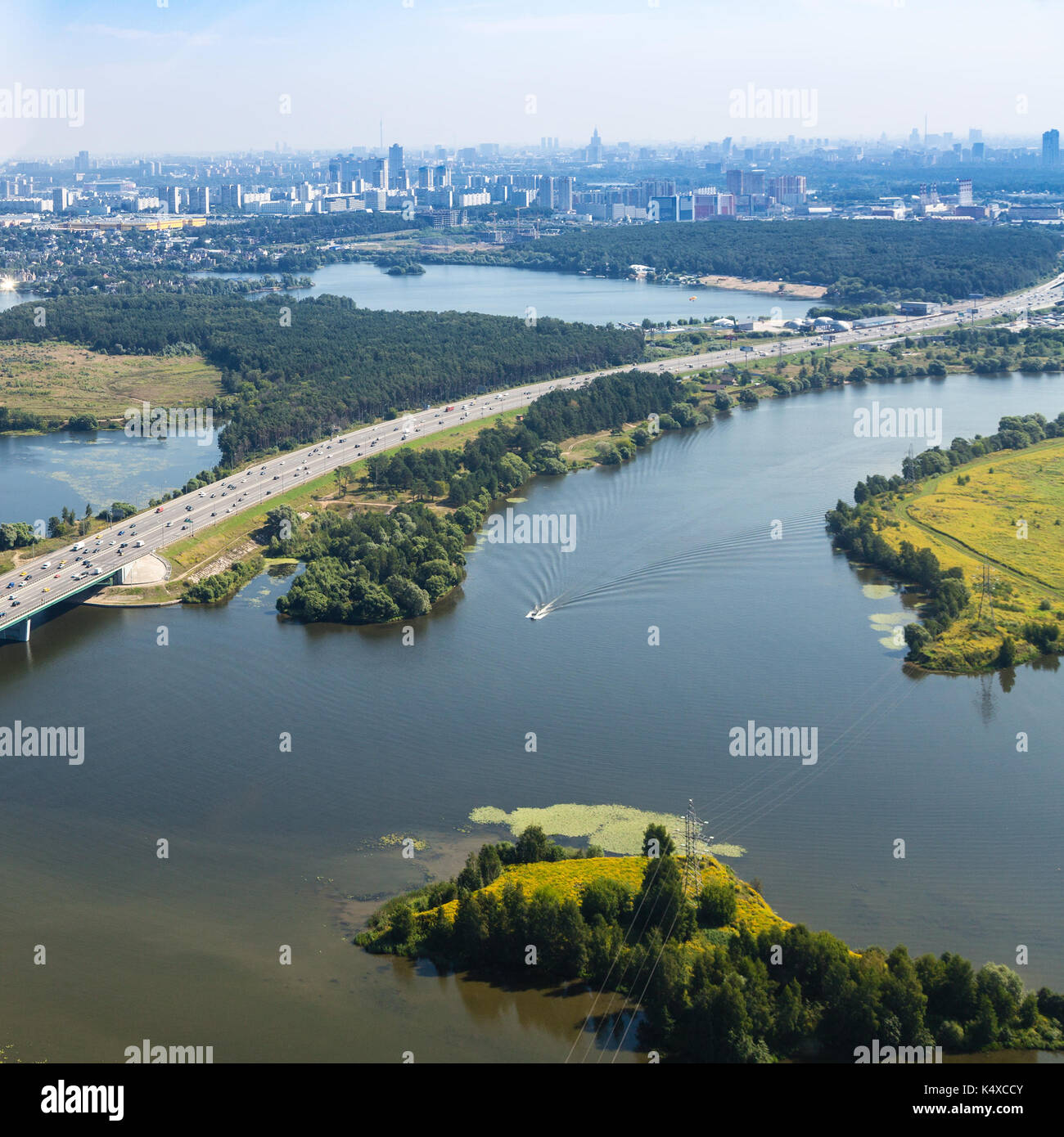 Al di sopra di vista di pavshinsky cassa di espansione del fiume Moskva con novorizhskoye shosse russo di strada m9 autostrada del mar Baltico alla città di Mosca Foto Stock
