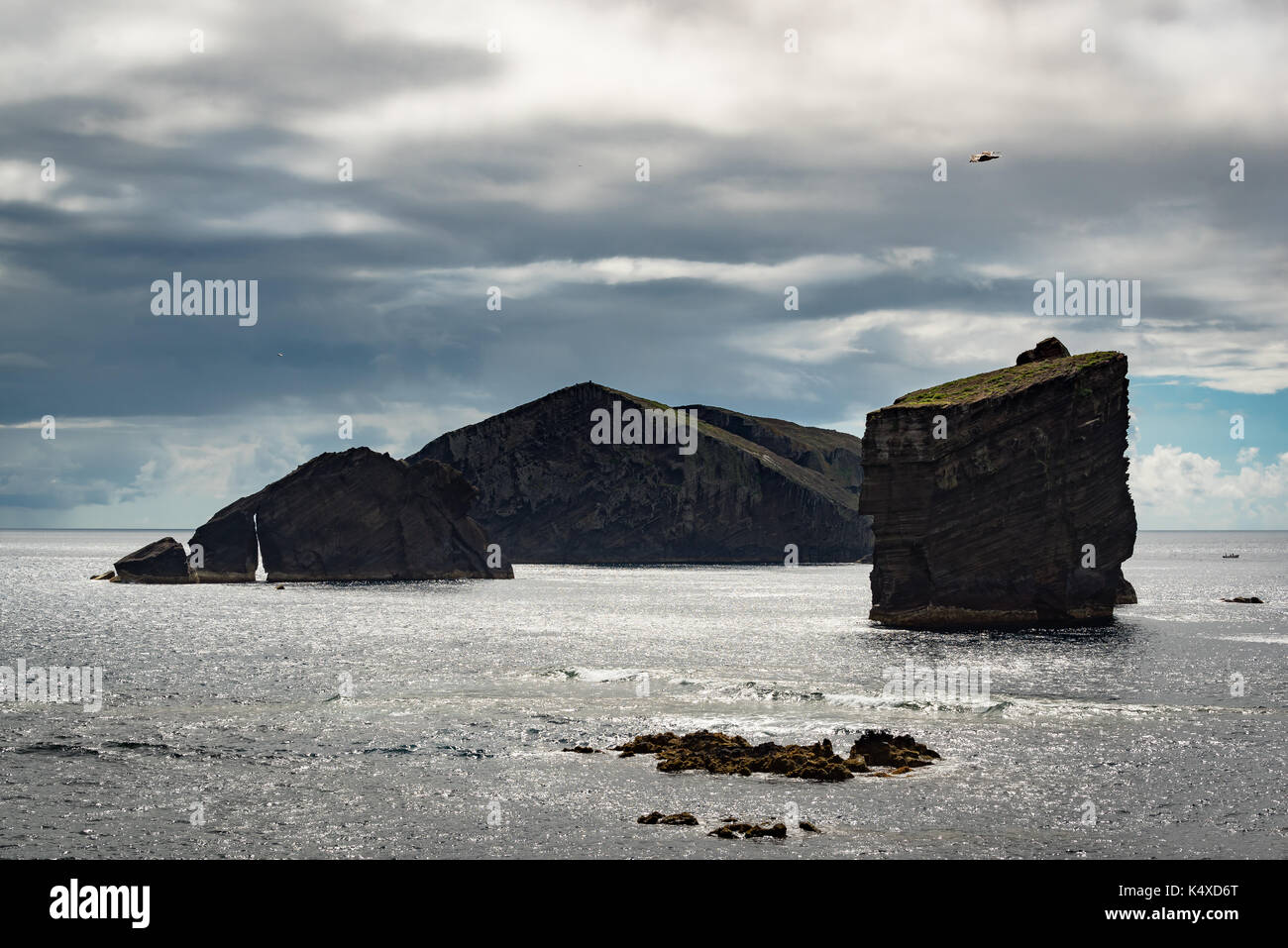 Vista ( panorama ) di Mosteiros stack rocce sulla costa della spiaggia di Mosteiros, isola di Sao Miguel, Azzorre, Portogallo Foto Stock