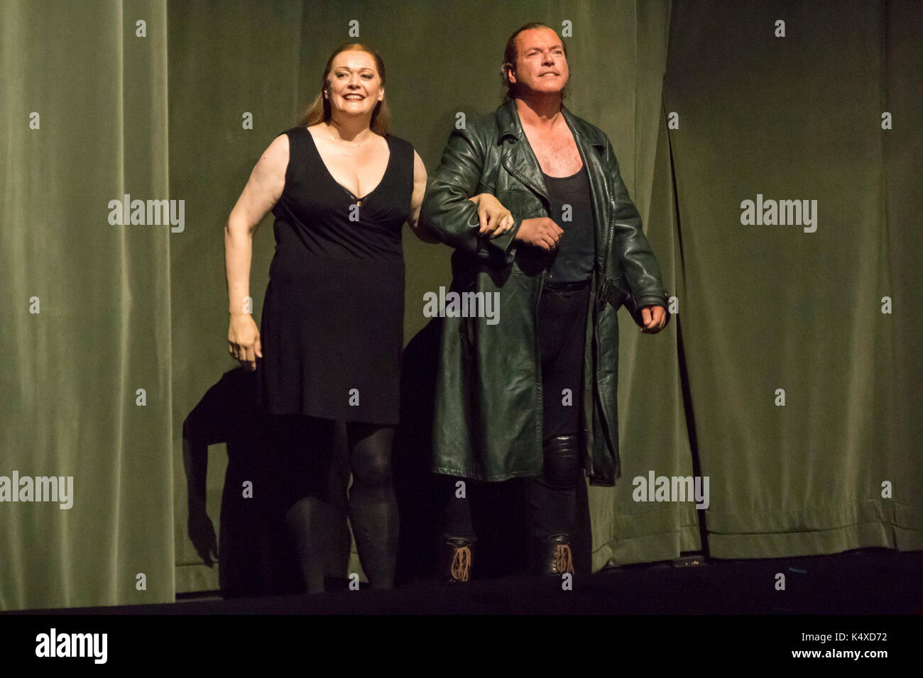 Catherine Foster come Brunnhilde, Stefan Vinke come Siegfried in curtain call a Wagner, Gotterdammerung Bayreuth Opera Festival 2017, Baviera, Germania Foto Stock