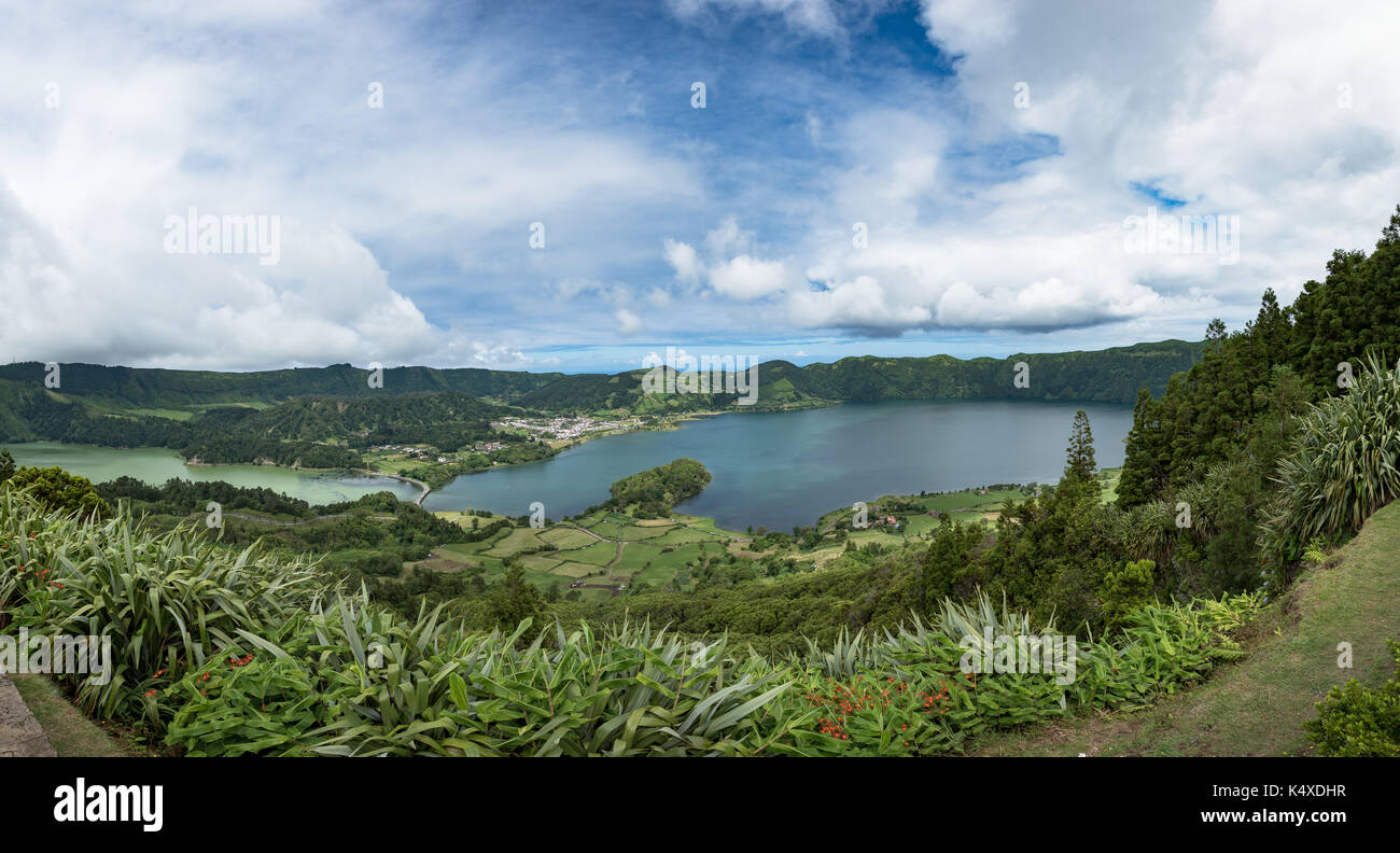 Lagoa Verde (verde) e Lagoa Azul (blu), Caldeira das Sete Cidades da Miradouro da lagoa de Santiago, Sao Miguel, Azzorre, Portogallo Foto Stock