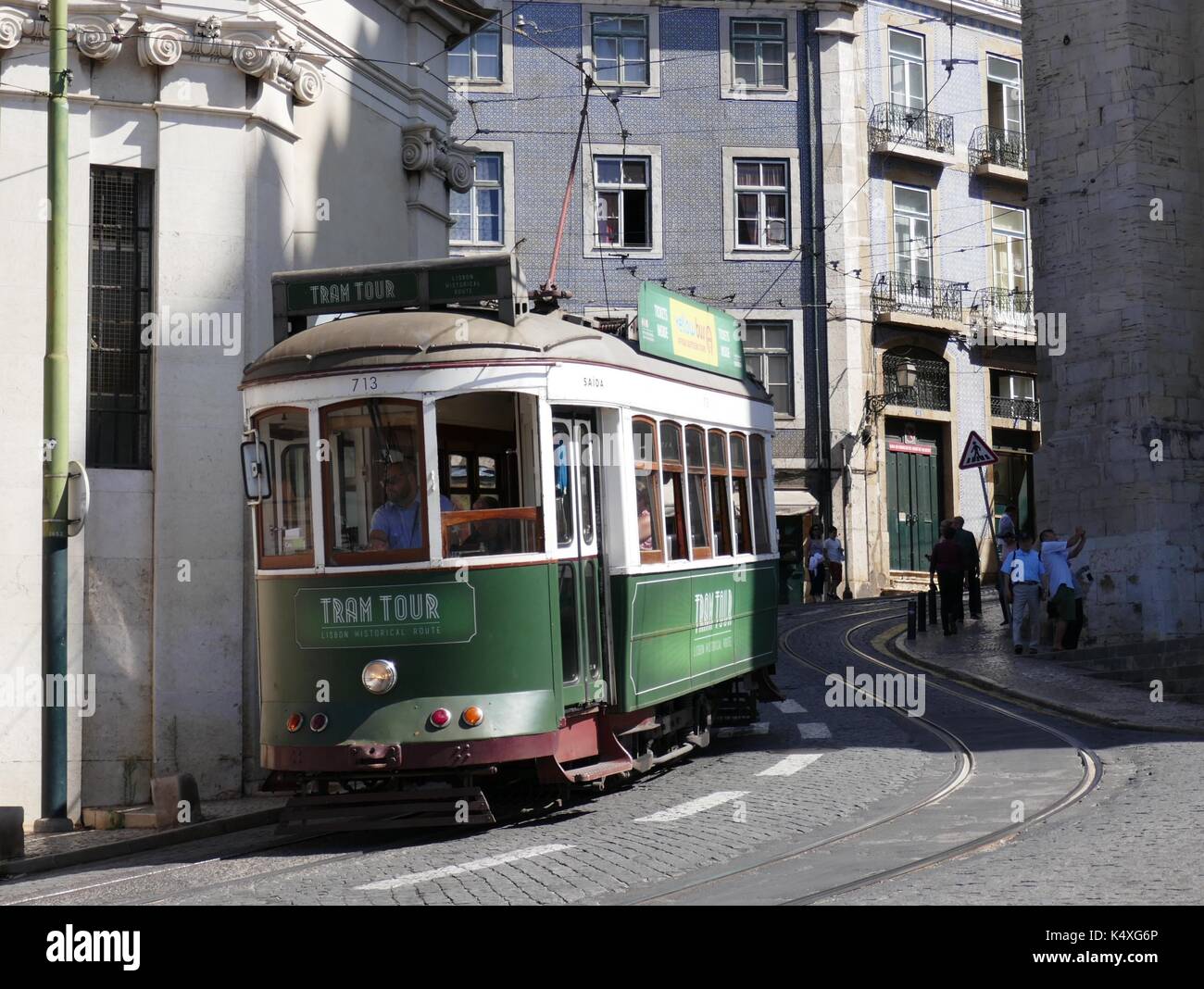 Tram di Lisbona, escursioni e trasporti intorno alla città di Lisbona. Il miglior modo di trasporto per andare in giro per la città, come è costruita su sette colline. Foto Stock