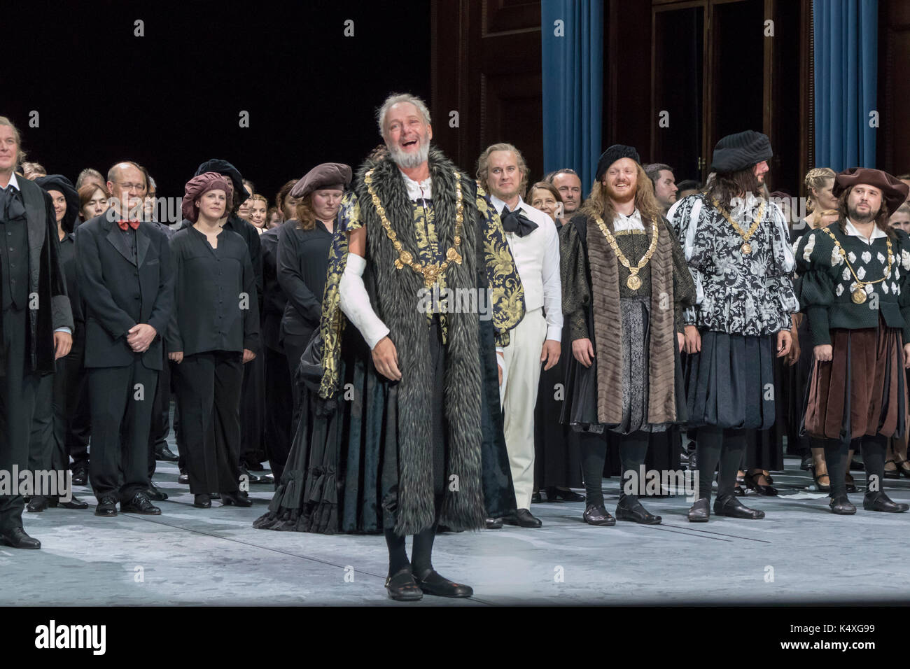 Johannes Martin Kränzle come Beckmesser prendendo un curtain call a Die Meistersinger, Bayreuth Opera Festival 2017, Baviera, Germania Foto Stock
