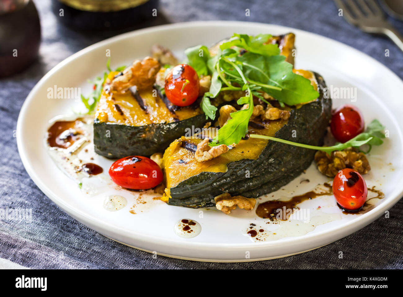 Zucca alla griglia con pomodoro ciliegino ,Rocket, e noce con insalata di condimento balsamico Foto Stock