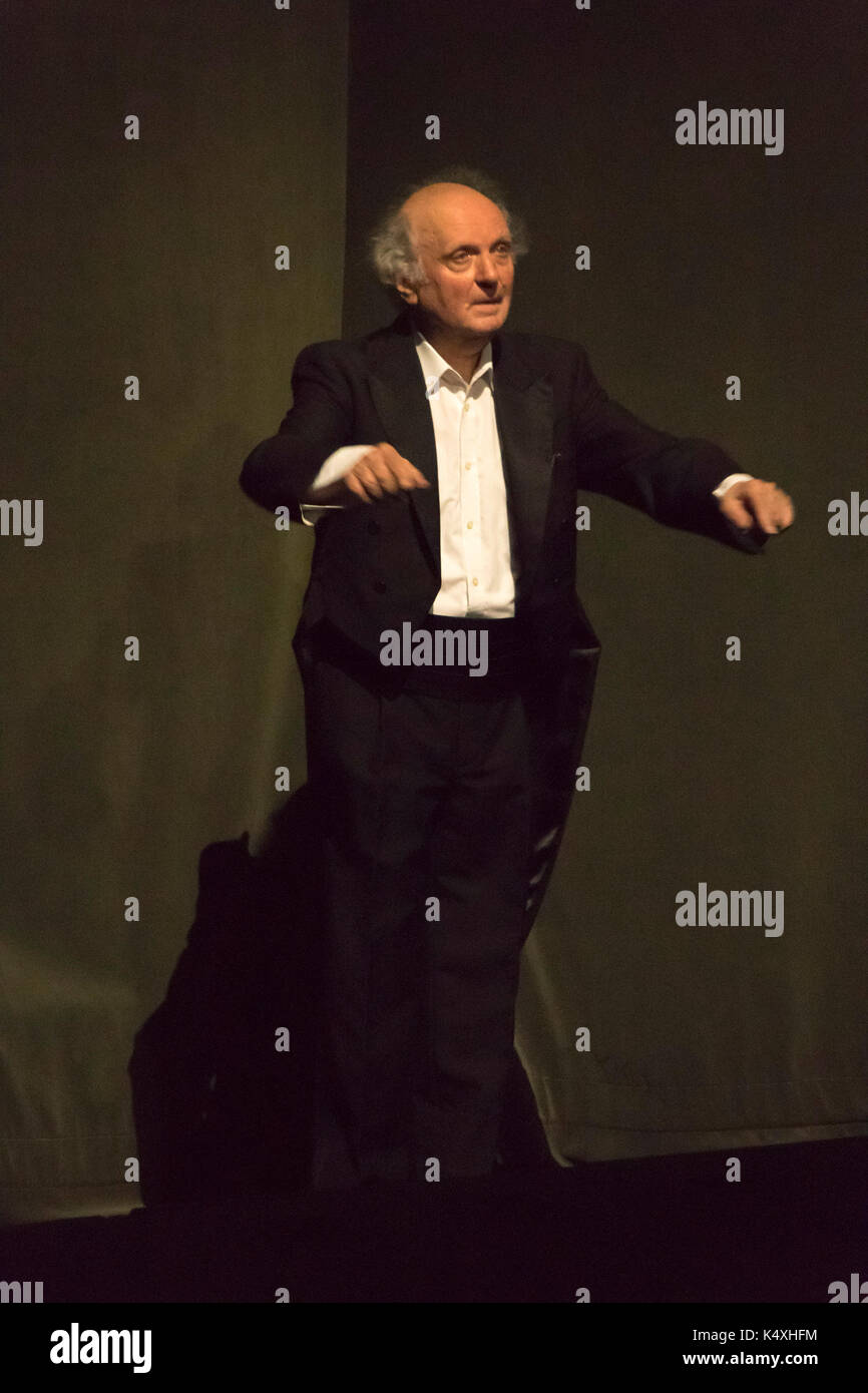 Marek Janowski, conduttore, prendendo un curtain call , Siegfried, Bayreuth Opera Festival 2017, Baviera, Germania Foto Stock