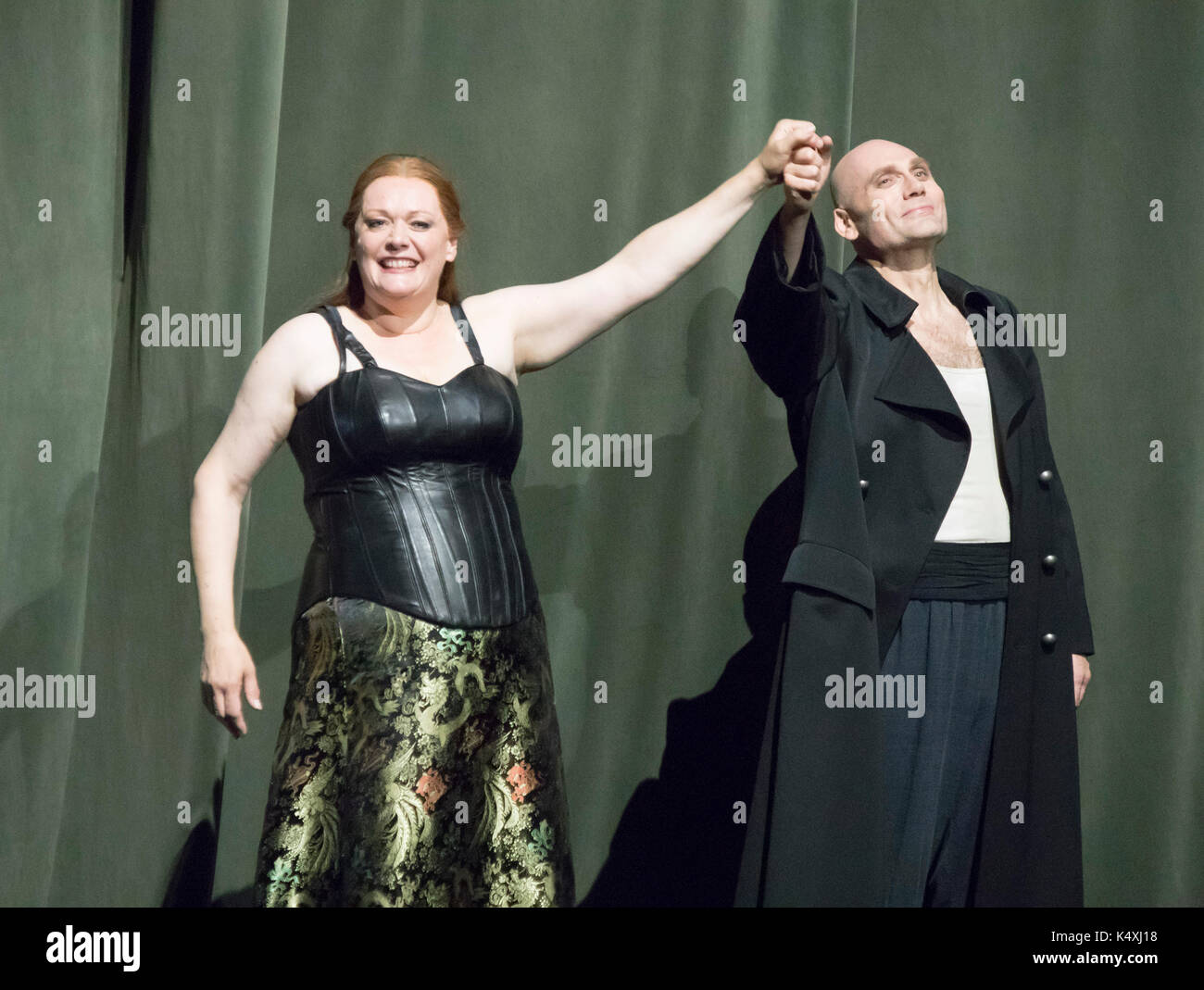 Catherine Foster come Brünnhilde e John Lundgren come Wotan prendendo un curtain call, Die Walkure, Bayreuth Opera Festival 2017, Baviera, Germania Foto Stock