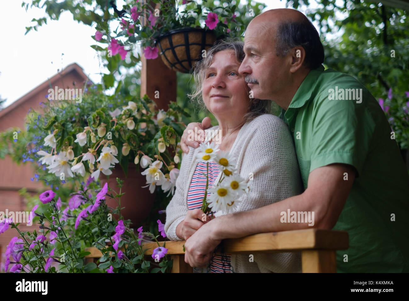 Allegro coppia senior godendo la vita in una casa di campagna Foto Stock