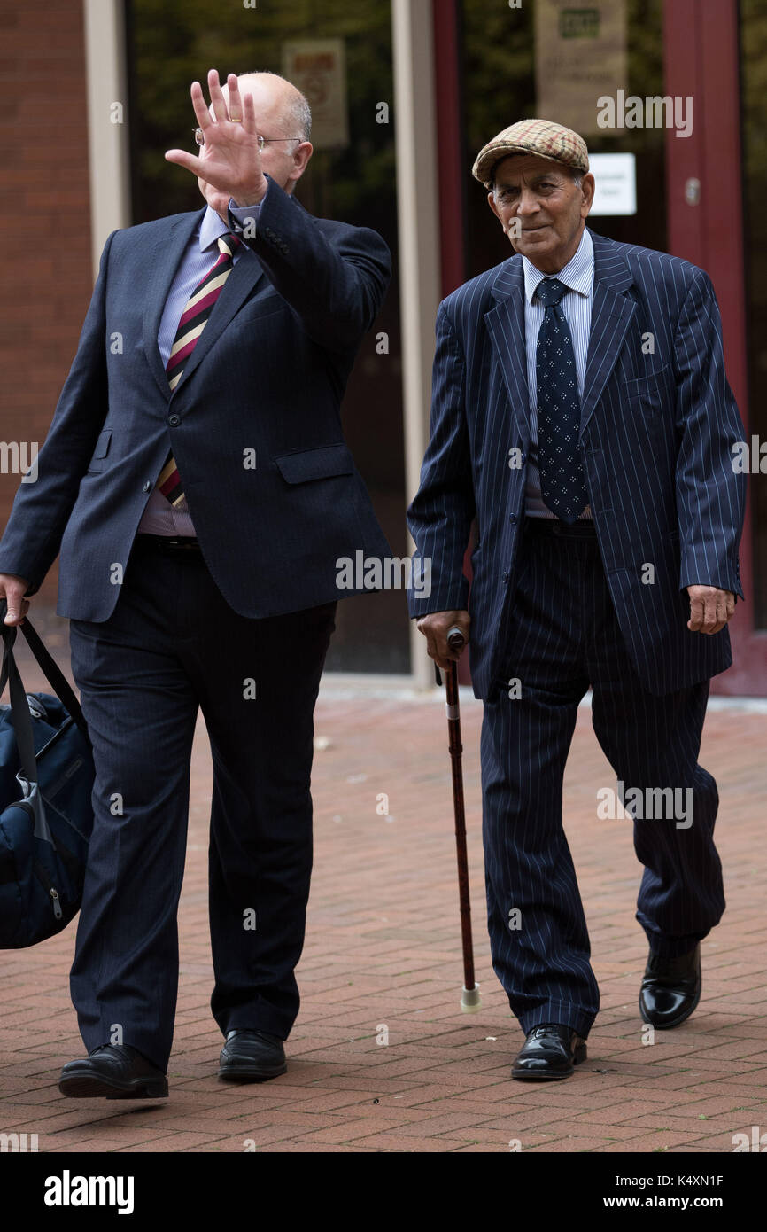 Kailash Chander (a destra), 79, lascia Coventry Corte dei Magistrati dove egli è caricato con due conteggi di provocare la morte per guida pericolosa e causando gravi lesioni da guida pericolosa. Le tariffe si riferiscono ad un crash in Trinity Street, Coventry, nel mese di ottobre del 2015 che ha provocato la morte di otto-anno-vecchio Rowan Fitzgerald, un passeggero sul bus, e pedonale Hancox Dora. Foto Stock