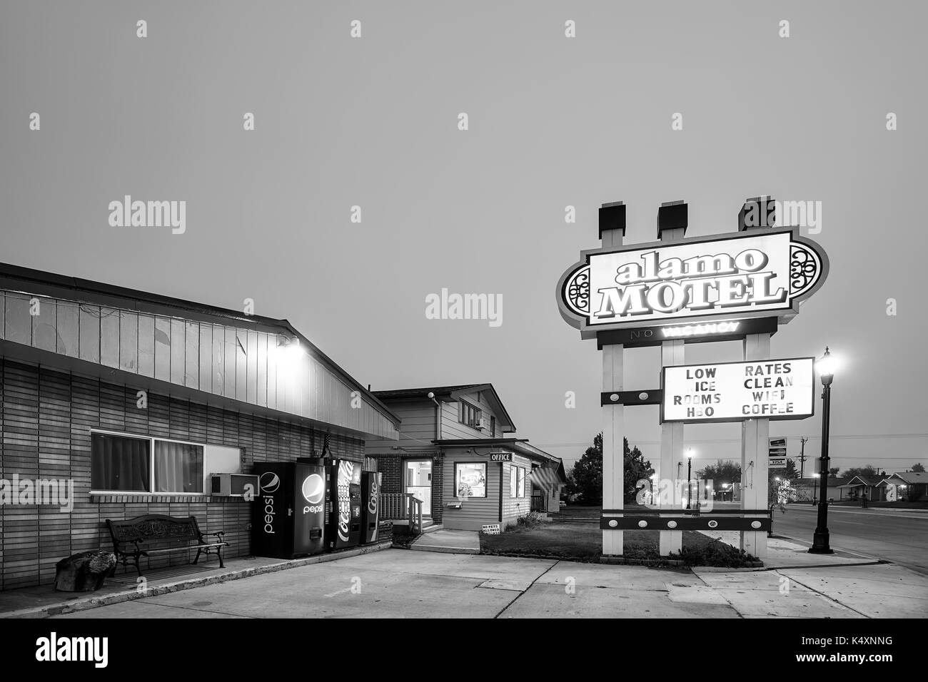Sheridan, Stati Uniti d'America - 30 Ottobre 2016: Motel fuori la I-90 di notte. Il nome motel è apparso per la prima volta nel 1926 (la pietra miliare Mo-Tel in San Luis Obispo, California) Foto Stock Sheridan, Stati Uniti d'America - 30 Ottobre 2016: Motel fuori la I-90 di notte. Il nome motel è apparso per la prima volta nel 1926 (la pietra miliare Mo-Tel in San Luis Obispo, California) Foto Stock