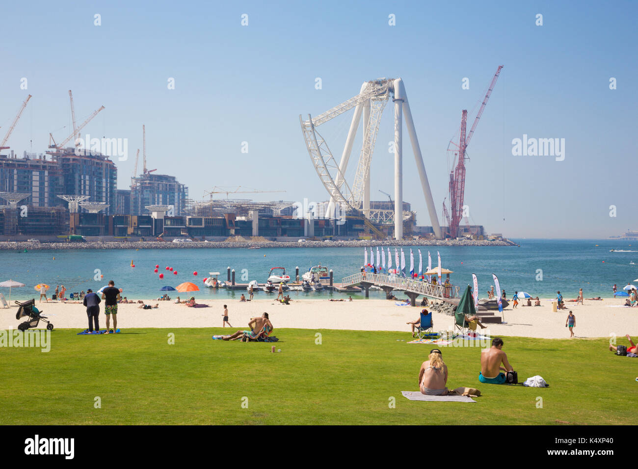 Dubai, Emirati Arabi Uniti - 1 aprile, 2017: i mondi più grande ruota panoramica Ferris in costruzione e la spiaggia. Foto Stock
