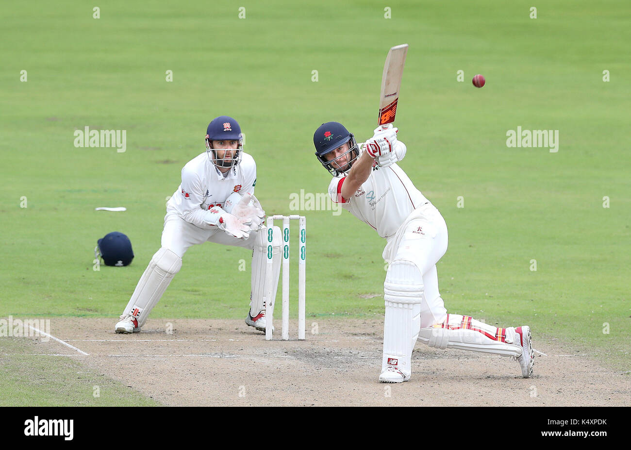 Lancashire's Kyle Jarvis hits per 6 da Essex bowler Simon Harmer, celebra tenendo il paletto di , durante la terza giornata della contea di Specsavers campionato, Divisione 1 corrispondono a Emirates Old Trafford, Manchester. Foto Stock