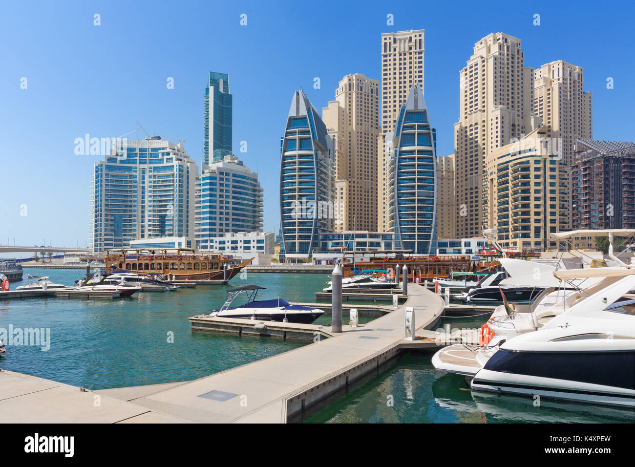Dubai - la passeggiata della marina e degli yachts. Foto Stock