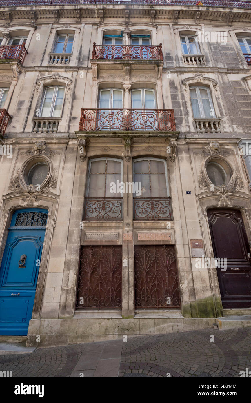 Due edifici con due portelli e balconi comune (bayonne, Francia). Foto Stock