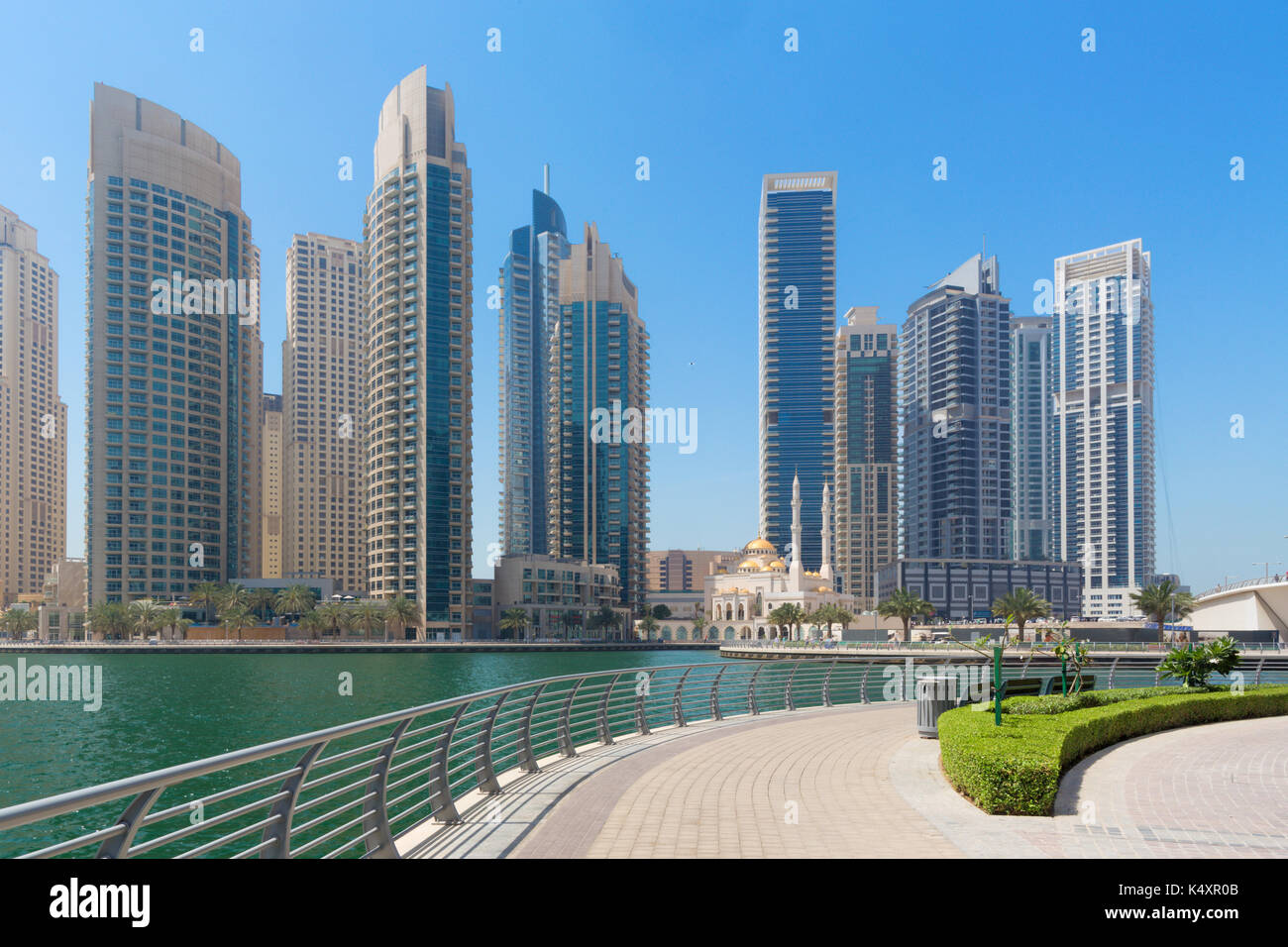 Dubai - passeggiata di Marina e la moschea. Foto Stock