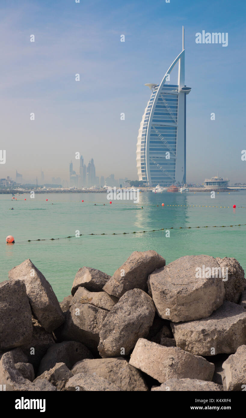 Dubai, Emirati Arabi Uniti - 30 marzo 2017: il burj al arab e marina towers in background. Foto Stock