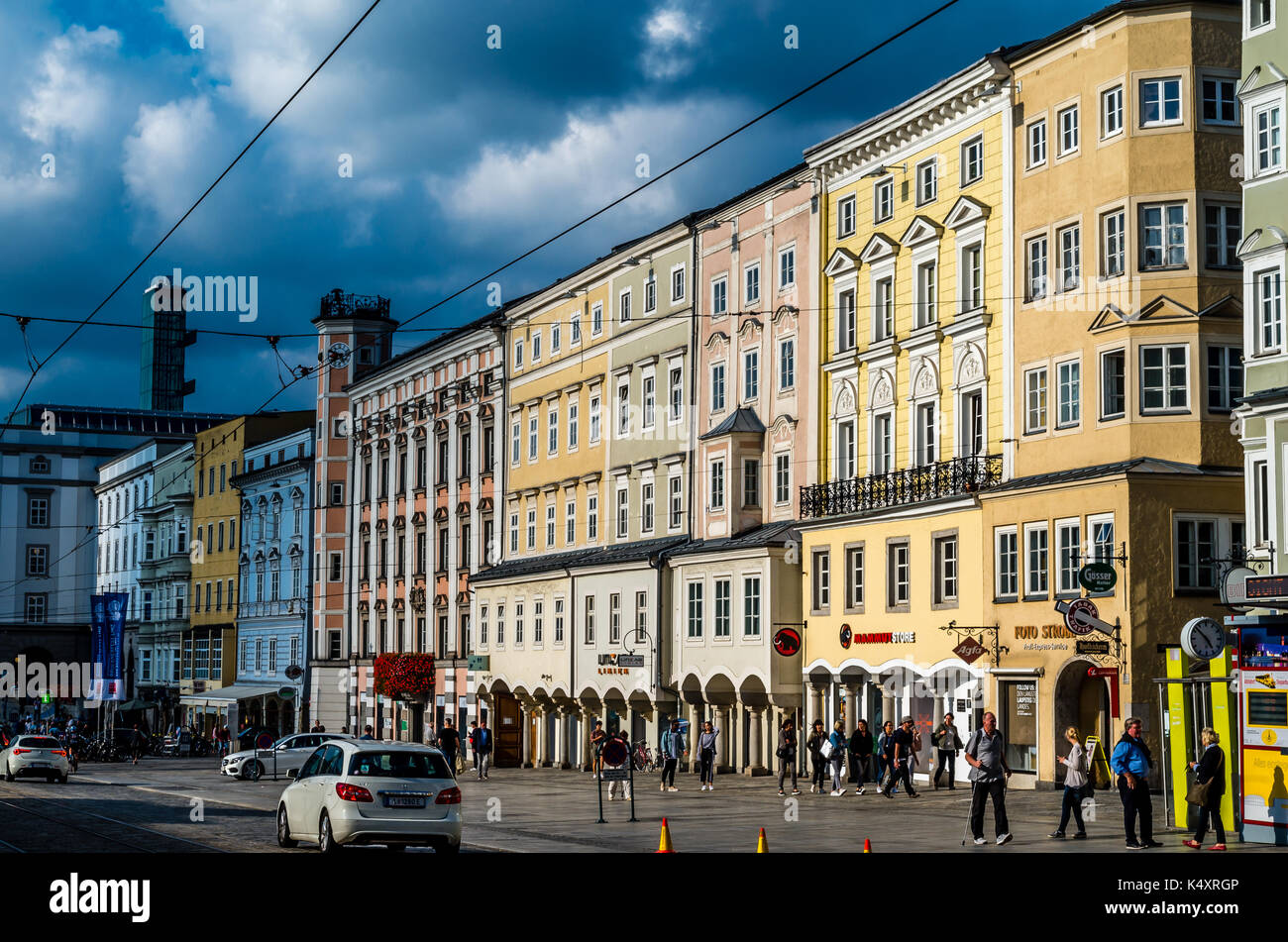 Luogo di interesse linz, Austria, con contrasto nell'edificio colorato esterna o facciata architettonica, casa di persone catturate nella loro vita quotidiana Foto Stock