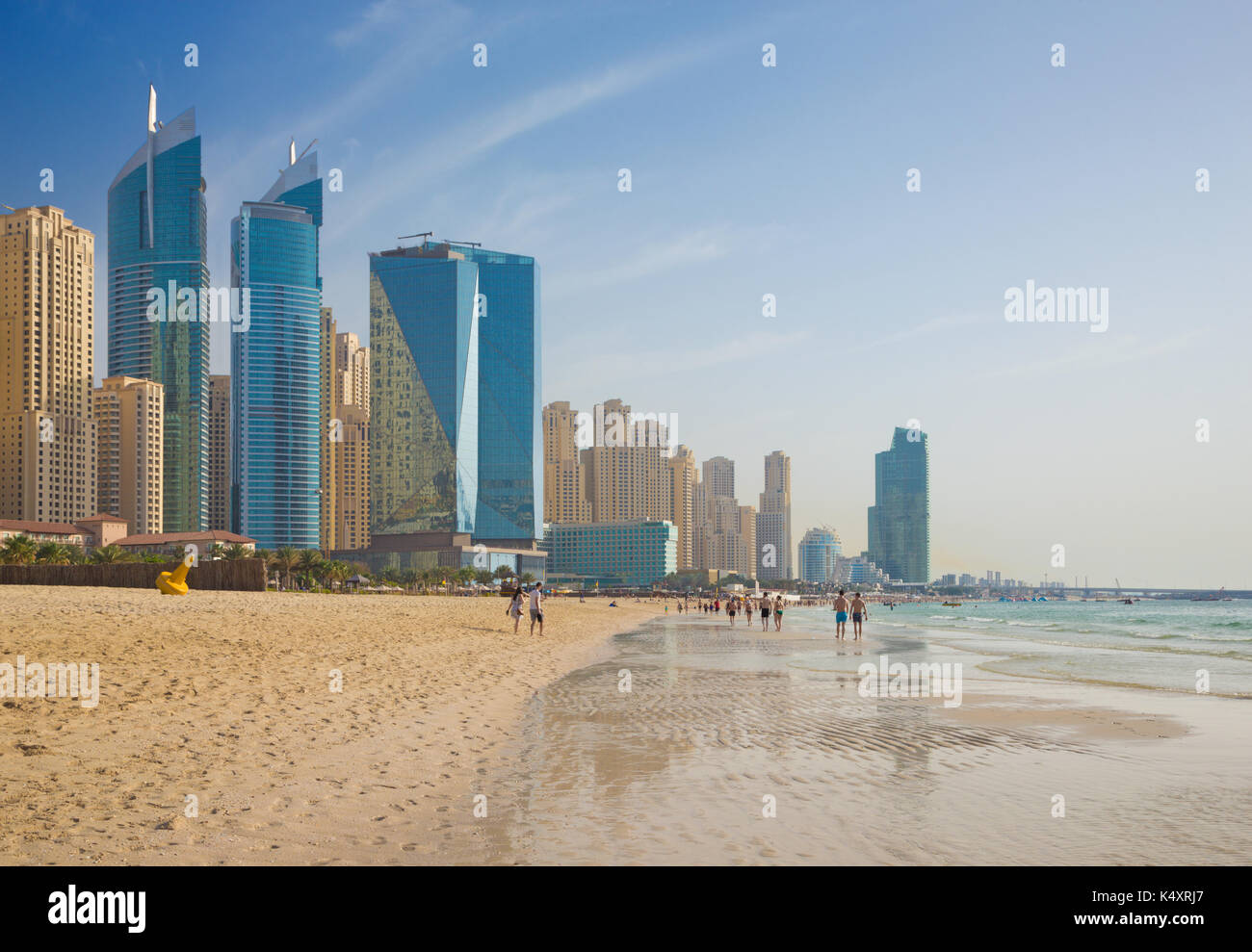 Dubai, Emirati Arabi Uniti - 28 marzo 2017: la skyline serale di marina alberghi da spiaggia. Foto Stock