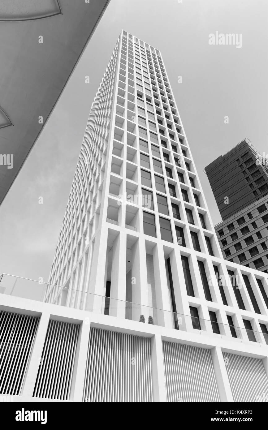 Dubai - il moderno stile minimalista un edificio alto sul canale. Foto Stock