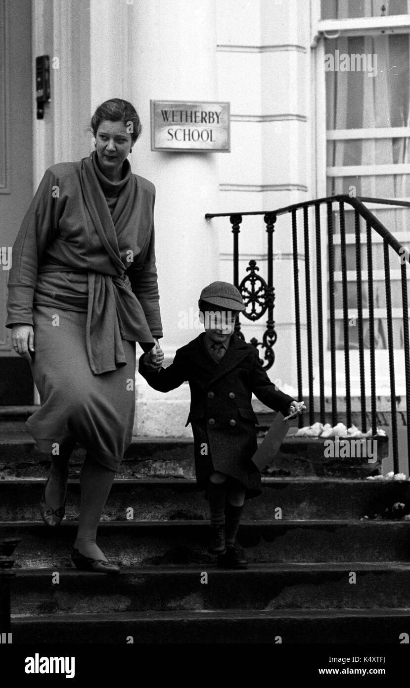 Quattro-anno-vecchio principe William passeggiate lungo le fasi della sua nuova wetherby School di Londra per la sua del detective auto, portato dalla sua nuova direttrice frederika blair turner. Foto Stock