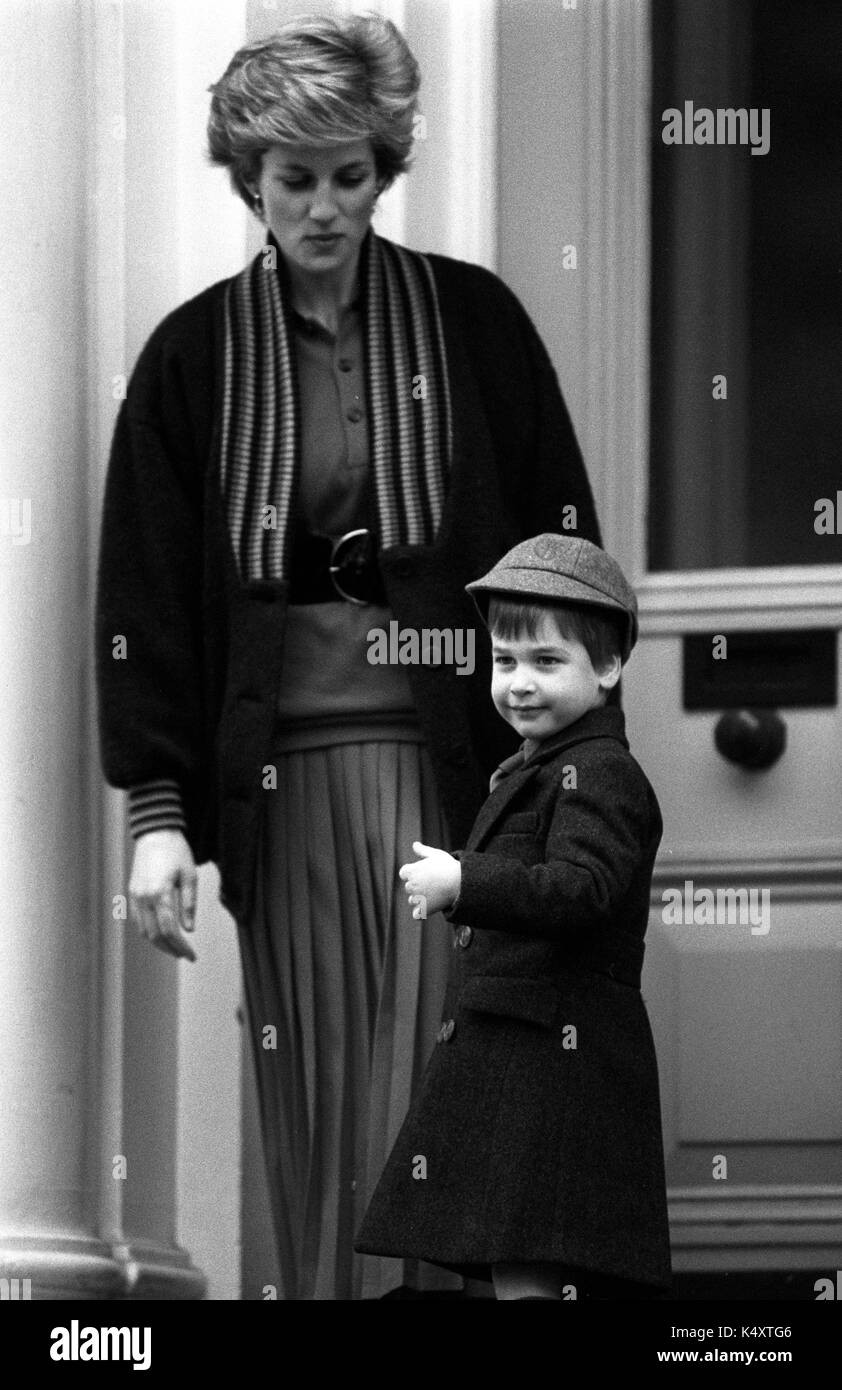 Quattro-anno-vecchio principe William le onde a curiosi prima del suo primo giorno a wetherby school in Notting Hill Gate, London. Egli è guardata da sua madre la principessa di Galles. Foto Stock