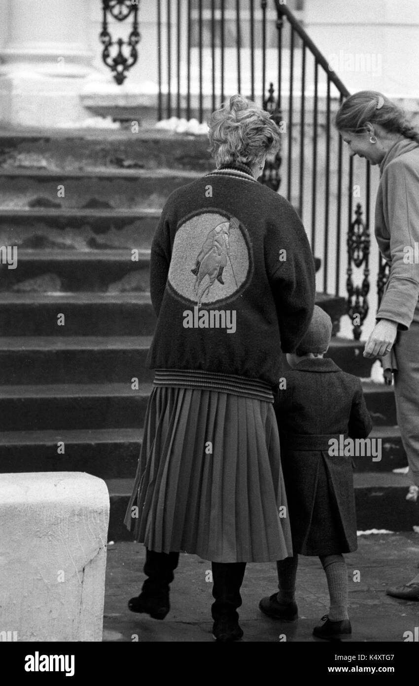 La principessa di Galles sport un impressionante e giacca con un giocatore di polo motif sul retro come lei e direttrice frederika blair turner portare quattro-anno-vecchio principe William in wetherby school in Notting Hill Gate, London. Foto Stock