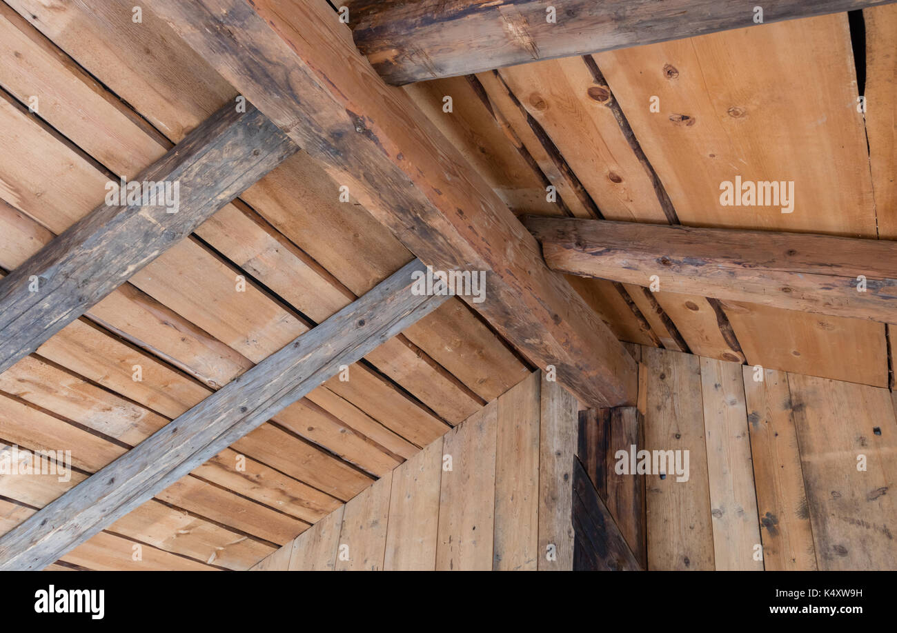 Costruzione in legno su una vecchia casa in Austria Foto Stock