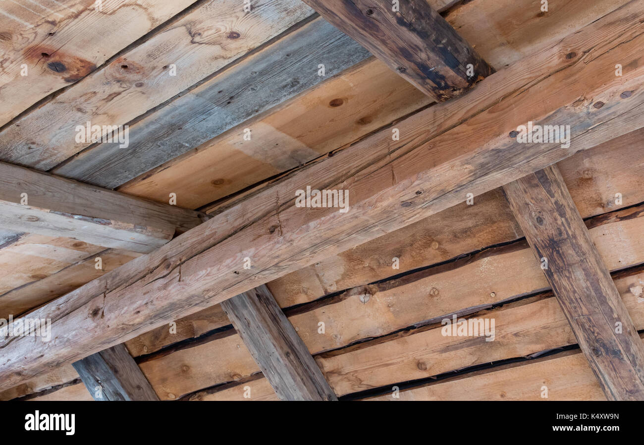 Costruzione in legno su una vecchia casa in Austria Foto Stock