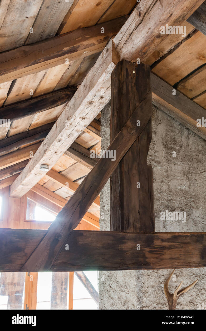 Costruzione in legno su una vecchia casa in Austria Foto Stock