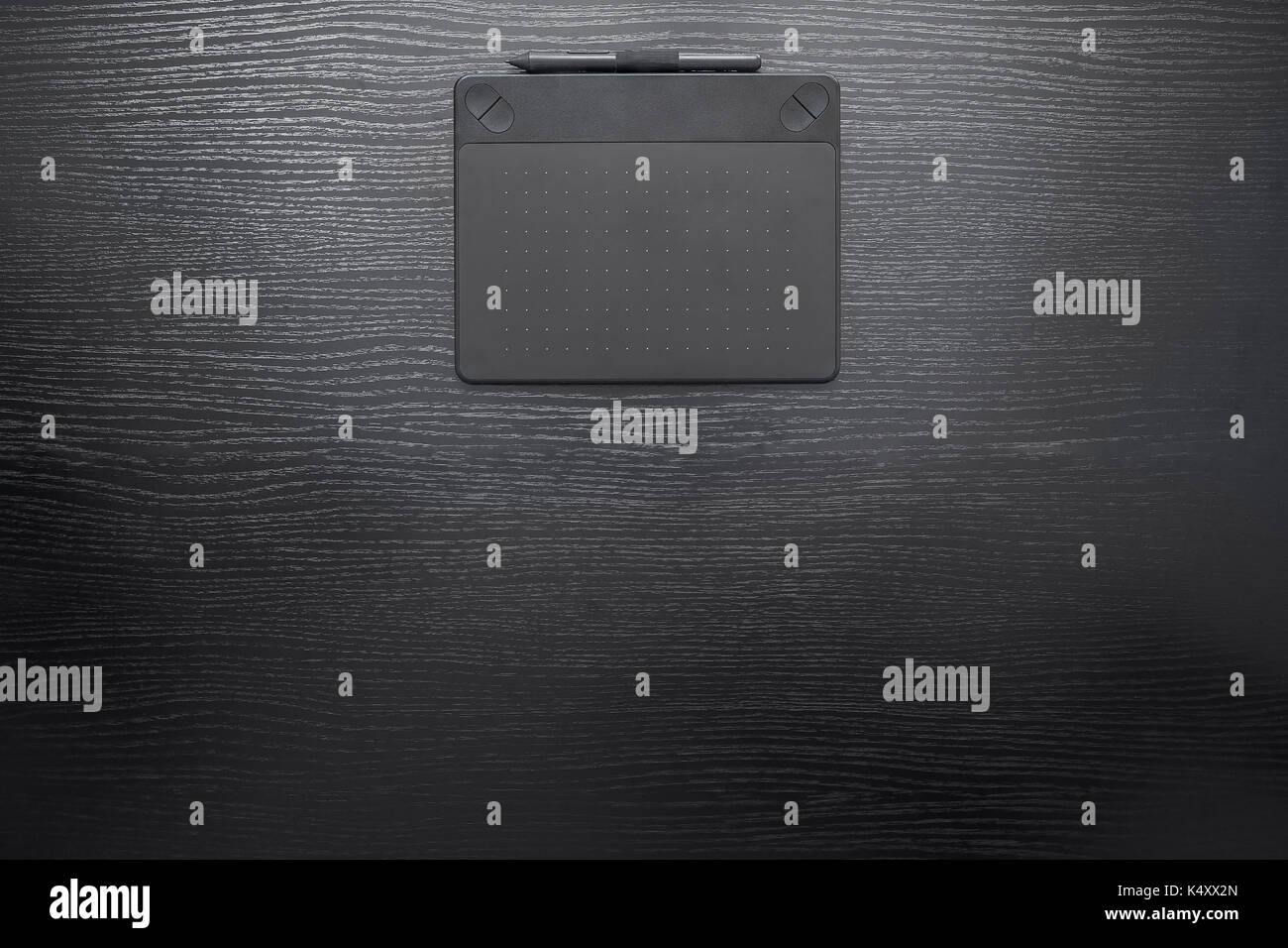 Nero office desk background aziendale con la penna digitale e tablet Foto Stock