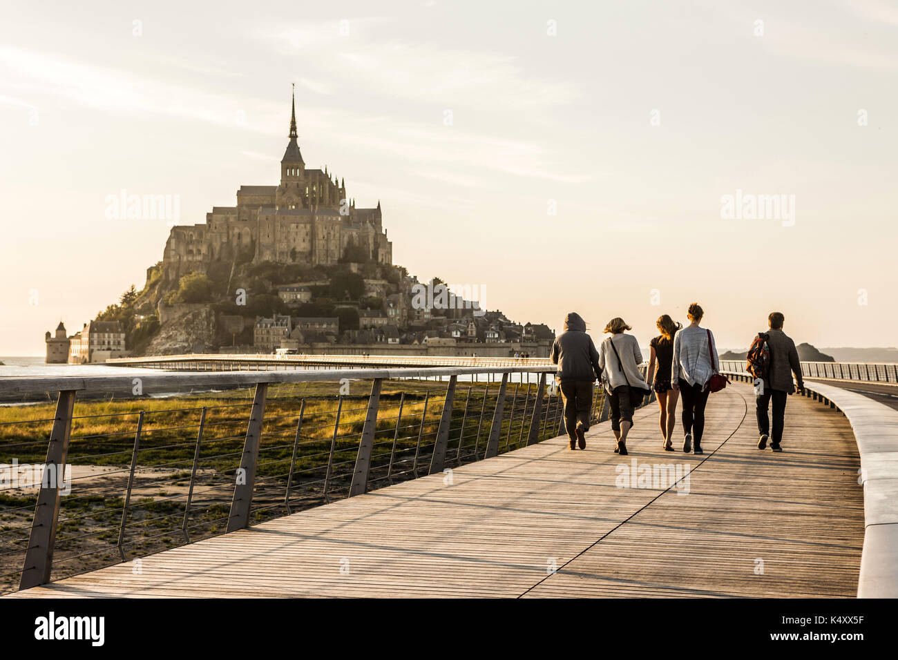 Mont Saint Michel (Saint Michael Mount), Normandia, a nord-ovest della Francia: turisti camminando sul nuovo ponte pedonale verso Le Mont Saint Michel. (Non un Foto Stock