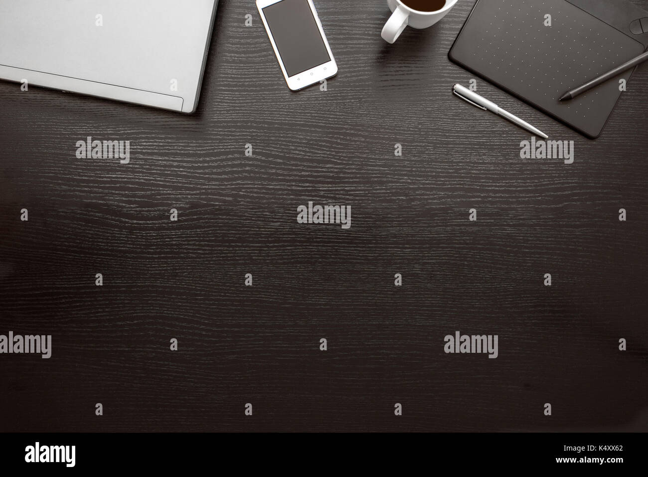 Vista superiore del bianco e del nero scrivania da ufficio, background aziendale Foto Stock