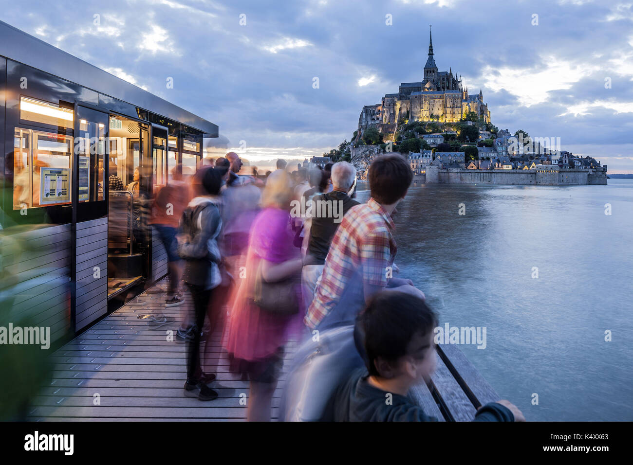Mont Saint Michel (Saint Michael Mount), Normandia, a nord-ovest della Francia: turisti visto dalla passerella pedonale nella navetta andando per Le Mont Saint-M Foto Stock