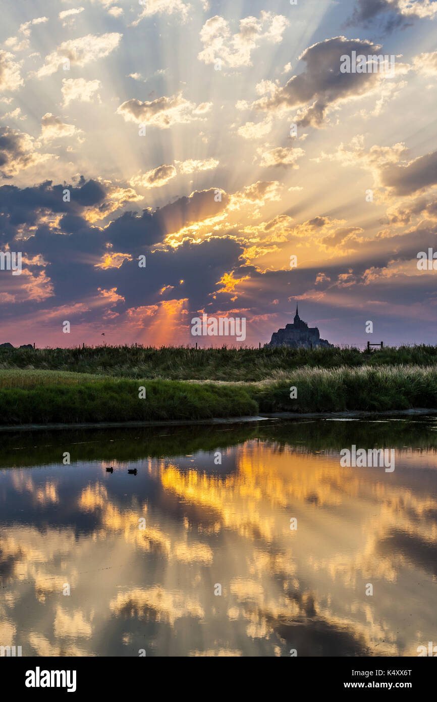 Mont Saint Michel (Saint Michael Mount), Normandia, a nord-ovest della Francia: la baia di Le Mont Saint Michel al tramonto. (Non disponibile per la postcard prod Foto Stock