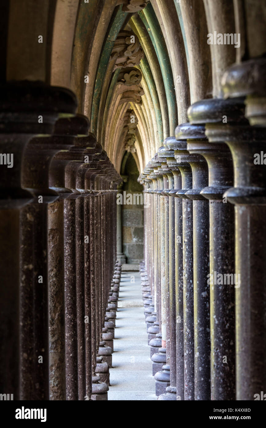 Mont Saint Michel (Saint Michael Mount), Normandia, a nord-ovest della Francia: chiostro dell'abbazia (non disponibile per la produzione di cartolina) Foto Stock