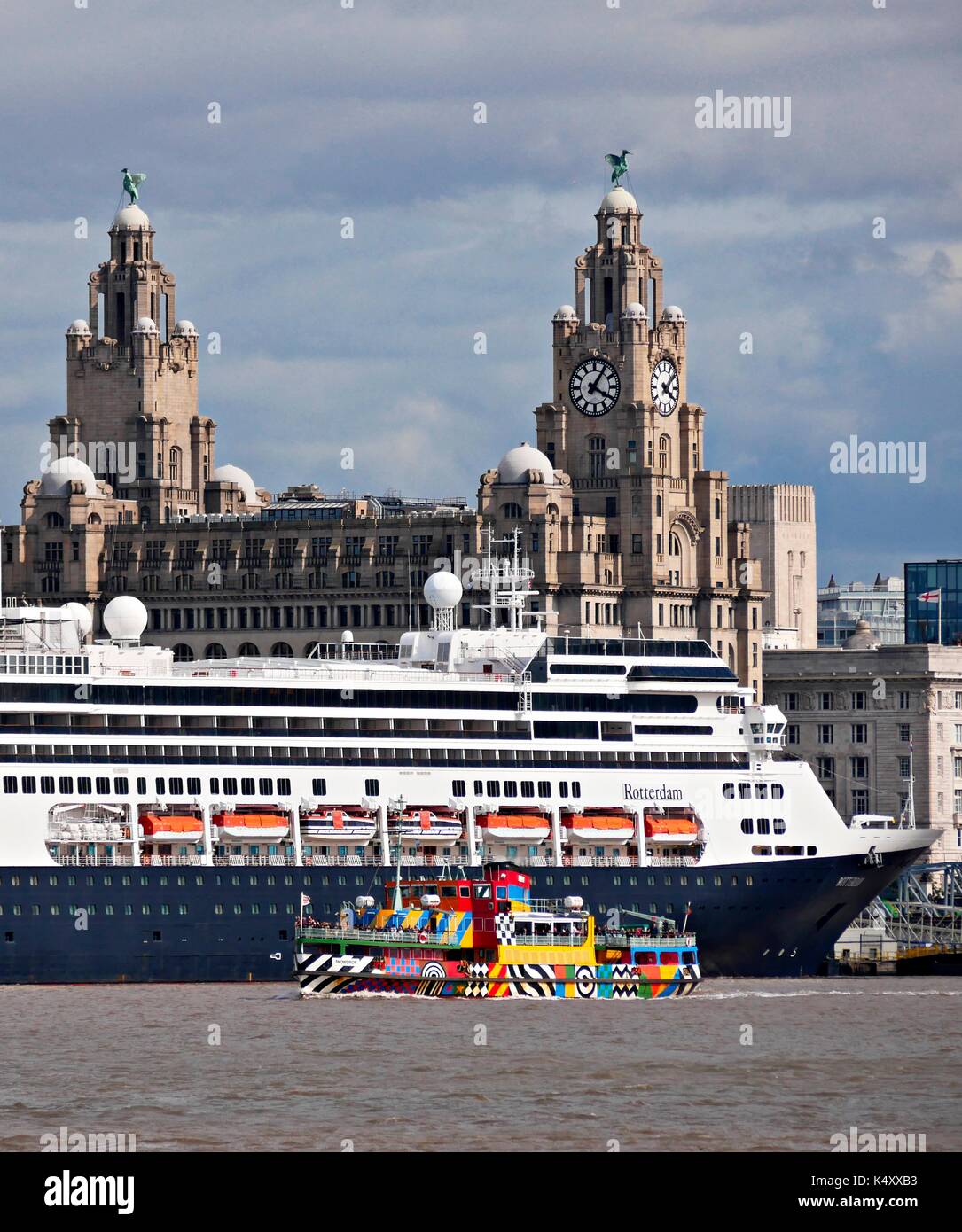 Mersey ferry in livrea dazzle vele passato crociera e Royal Liver Building al Pier Head, Liverpool. Foto Stock