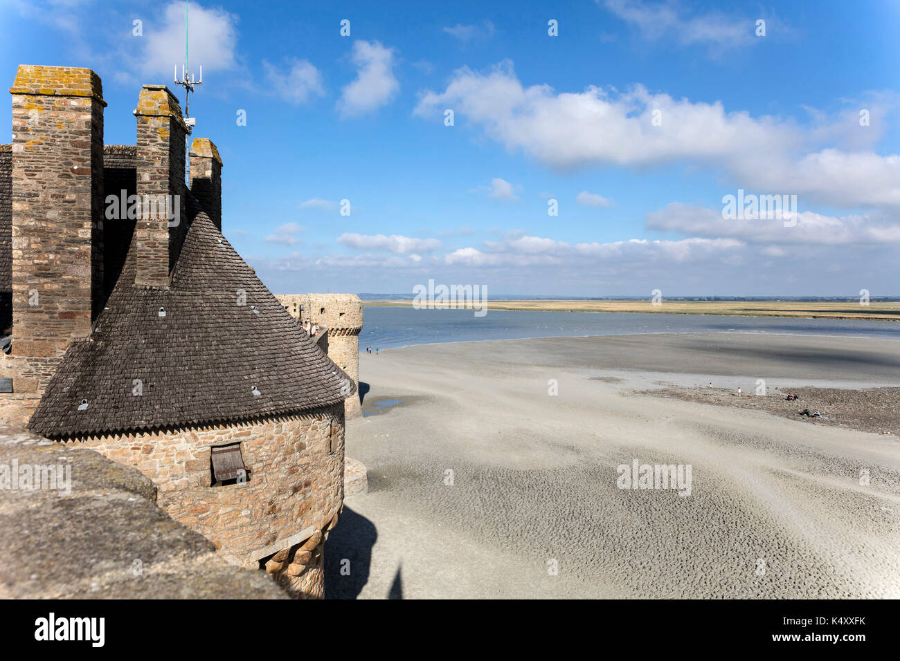 Mont Saint Michel (Saint Michael Mount), Normandia, a nord-ovest della Francia: la baia a Rising Tide (non disponibile per la produzione di cartolina) Foto Stock