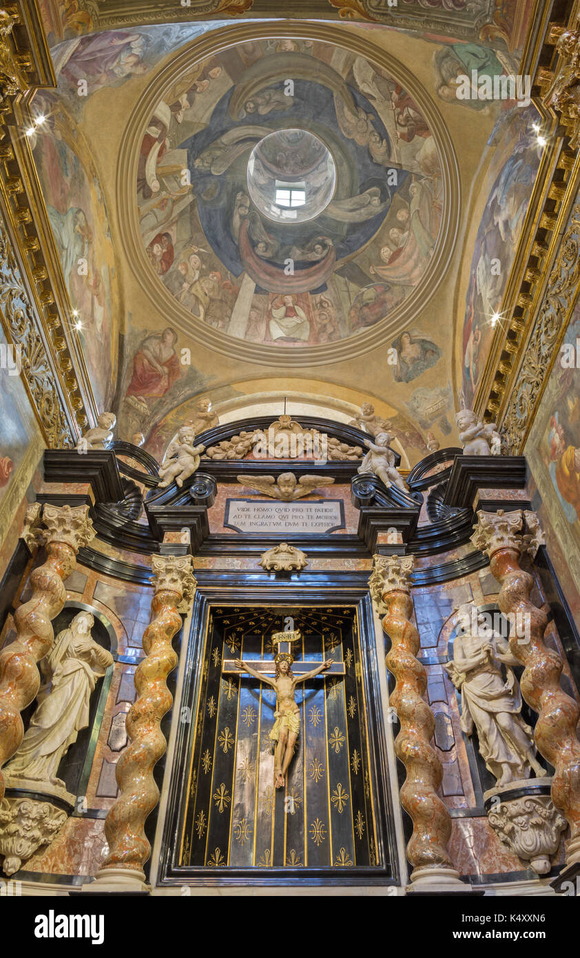 Torino, Italia - 13 marzo 2017: la cappella della Crocifissione nella chiesa di santa Teresa con la croce da Stefano clemente (1680). Foto Stock