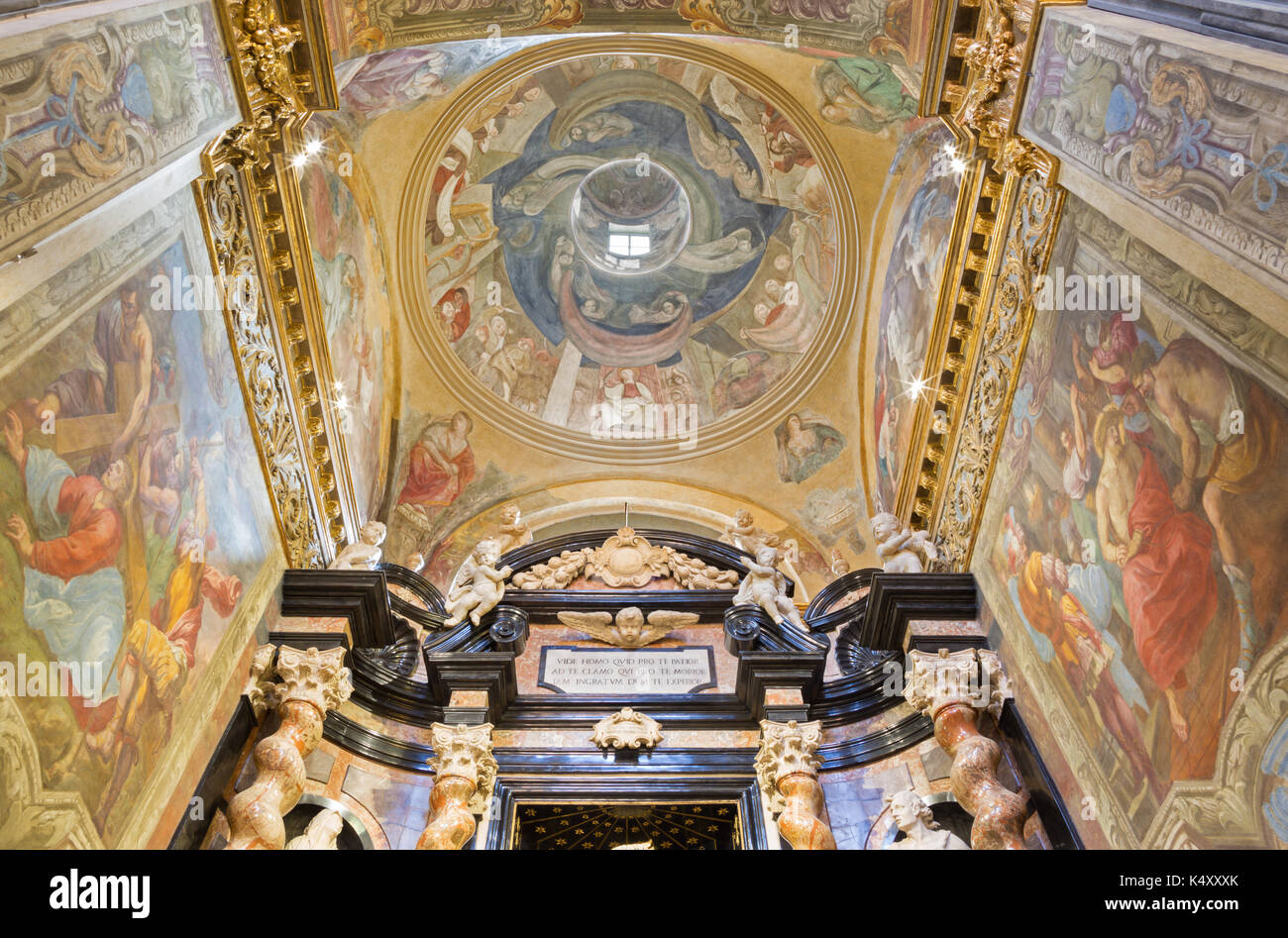 Torino, Italia - 13 marzo 2017: gli affreschi della cappella di Santa Croce nella chiesa di santa teresa da g. Paolo Recchi (17 cent.). Foto Stock