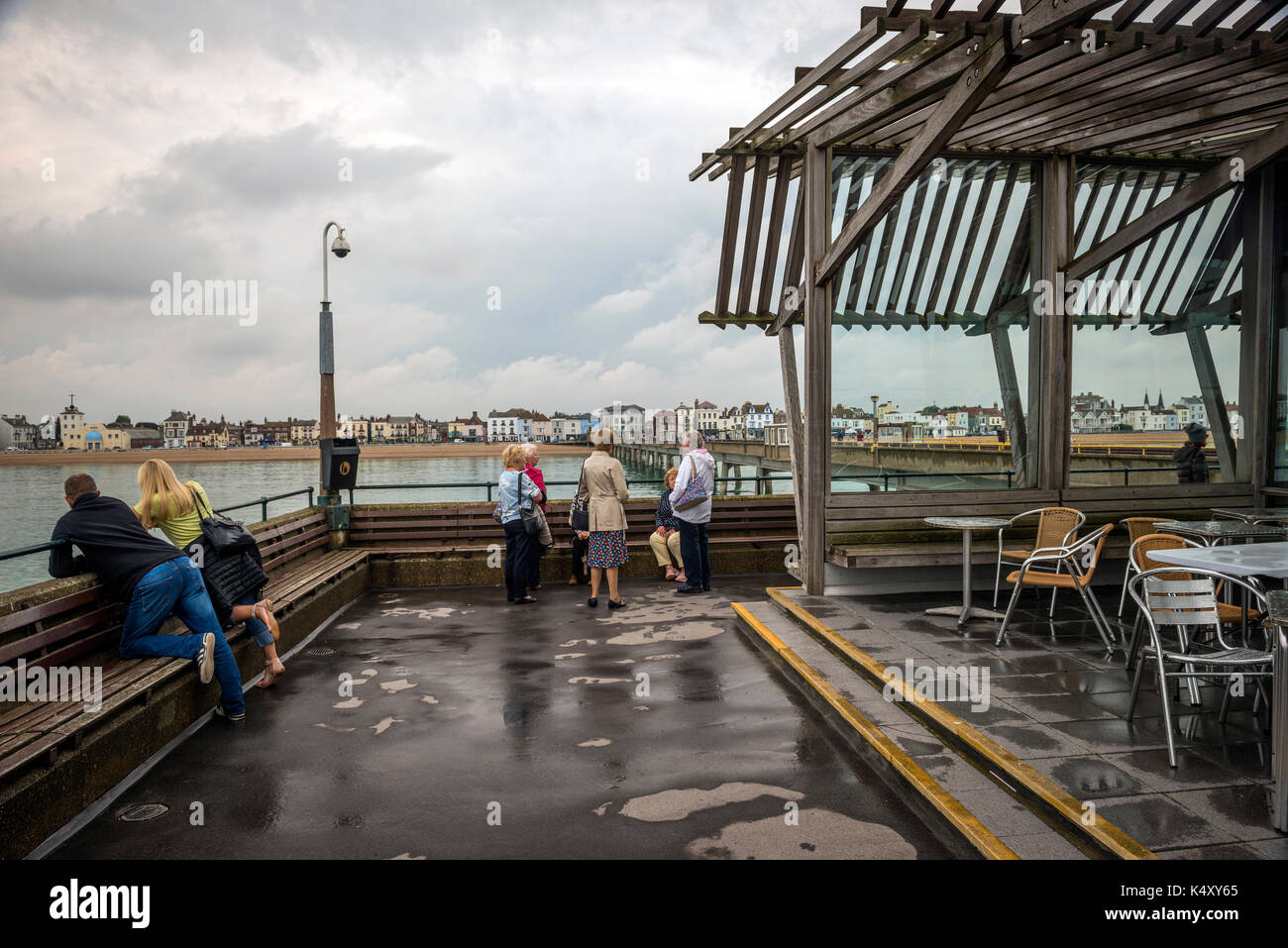 I turisti la visualizzazione di trattare da trattare Pier, Kent, Regno Unito Foto Stock