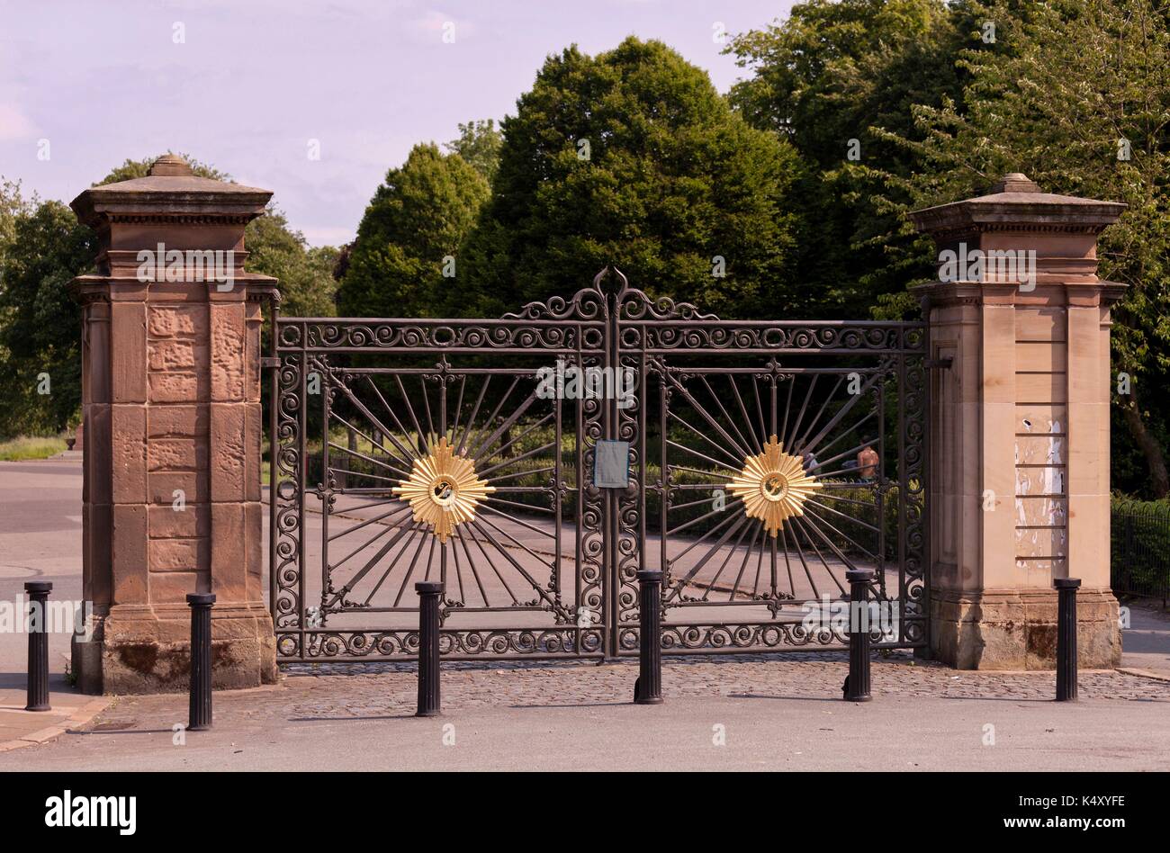 Storico 'Sunburst' porte d'ingresso al Princes Park, Liverpool. Gates Grade 2 elencati. Parco progettato da Joseph Paxton e aperto nel 1842. Foto Stock