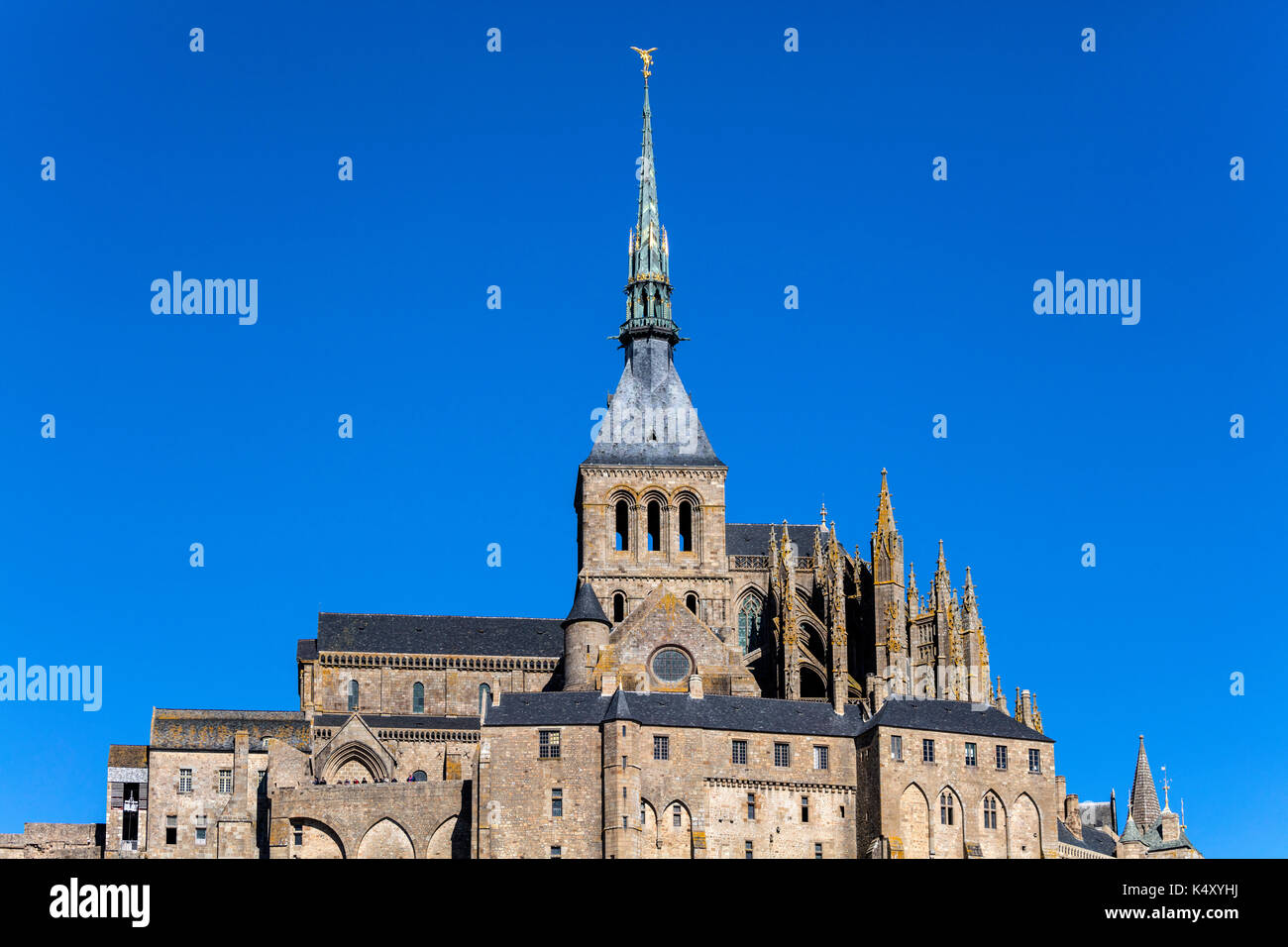Mont Saint Michel (Saint Michael Mount), Normandia, a nord-ovest della Francia: L'abbazia e la sua guglia (non disponibile per la produzione di cartolina) Foto Stock