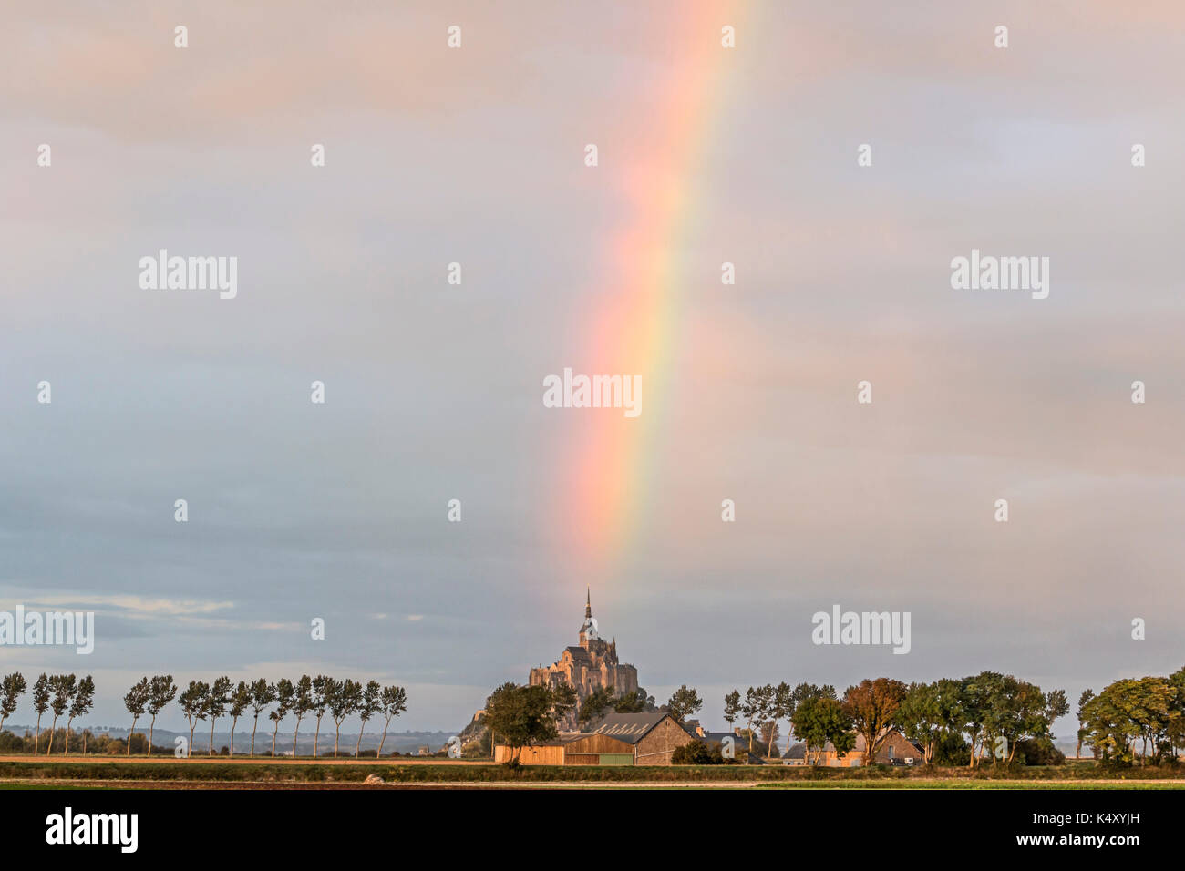 Mont Saint Michel (Saint Michael Mount), Normandia, a nord-ovest della Francia: arcobaleno sopra il supporto (non disponibile per la produzione di cartolina) Foto Stock