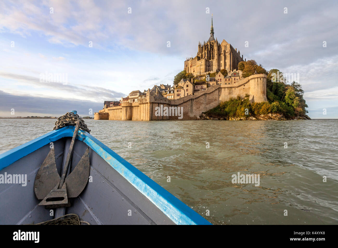 Mont Saint Michel (Saint Michael Mount), Normandia, a nord-ovest della Francia: il monte visto da un dory, barca tradizionale dalla baia, durante una primavera Foto Stock