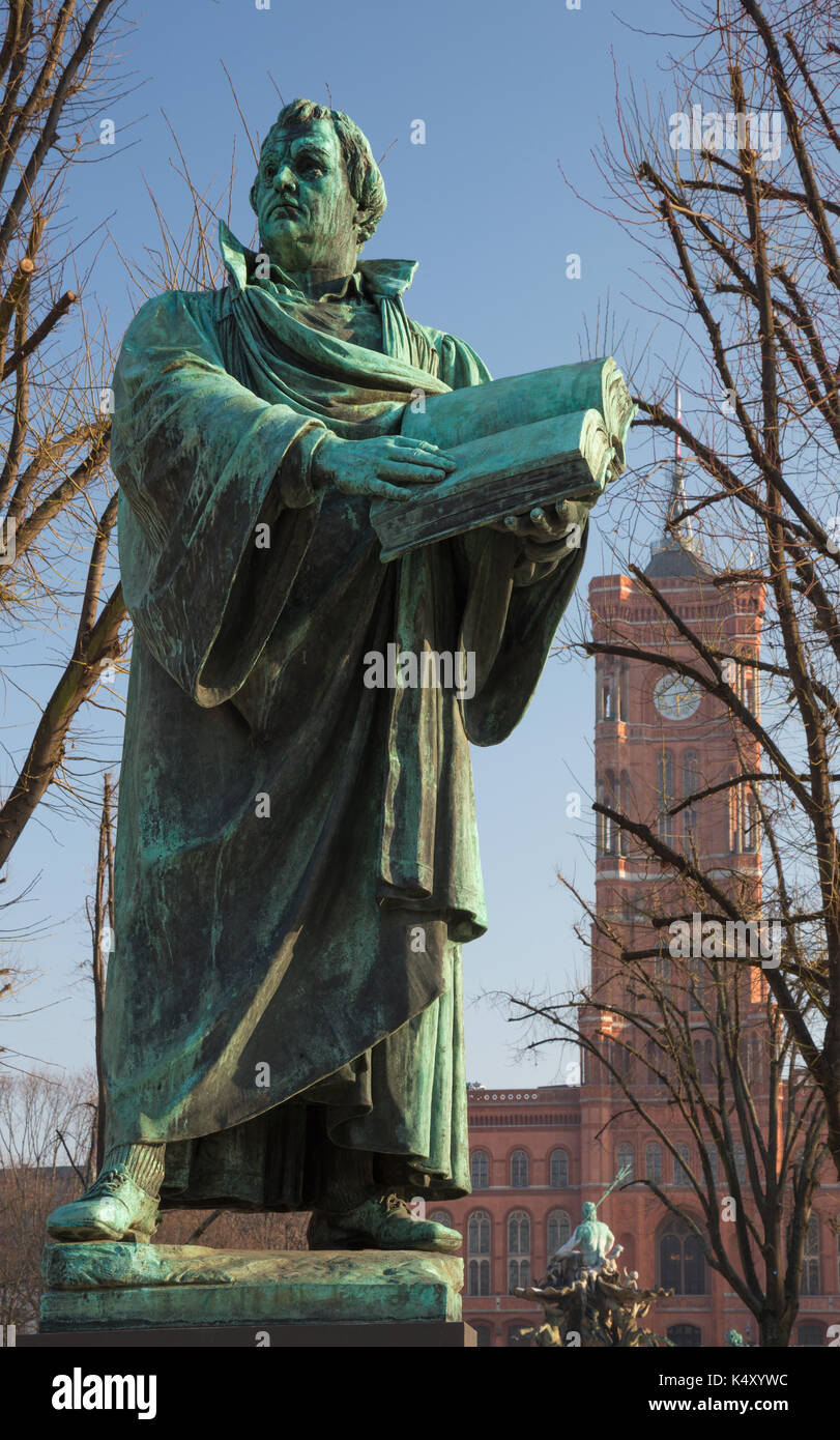 Berlino - La statua di reformator Martin Lutero di fronte marienkirche chiesa da Paul Martin otto e Robert toberenth (1895). Foto Stock
