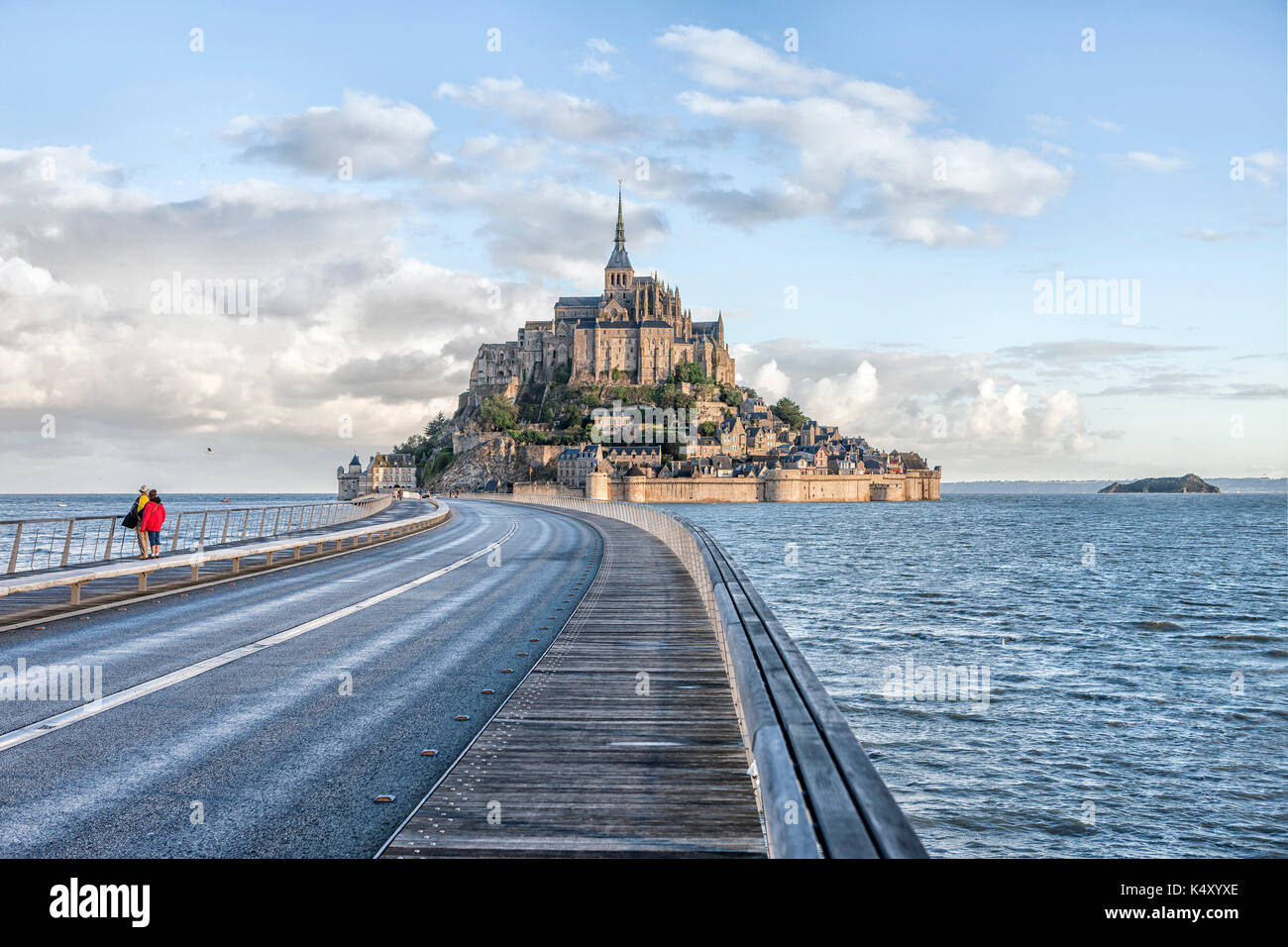 Mont Saint Michel (Saint Michael Mount), Normandia, a nord-ovest della Francia: Le Mont Saint Michel durante una molla di marea, equinozio autunnale (non disponibile Foto Stock