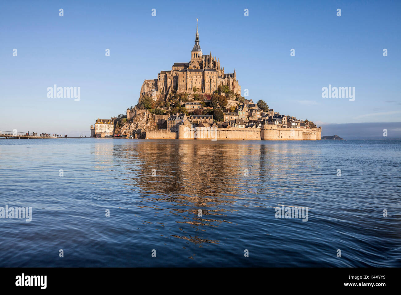 Mont Saint Michel (Saint Michael Mount), Normandia, a nord-ovest della Francia: Le Mont Saint Michel visto dal mare durante una molla di marea, equ autunnali Foto Stock