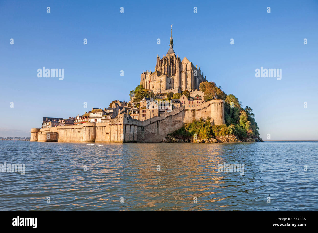 Mont Saint Michel (Saint Michael Mount), Normandia, a nord-ovest della Francia: Le Mont Saint Michel visto dal mare durante una molla di marea, equ autunnali Foto Stock