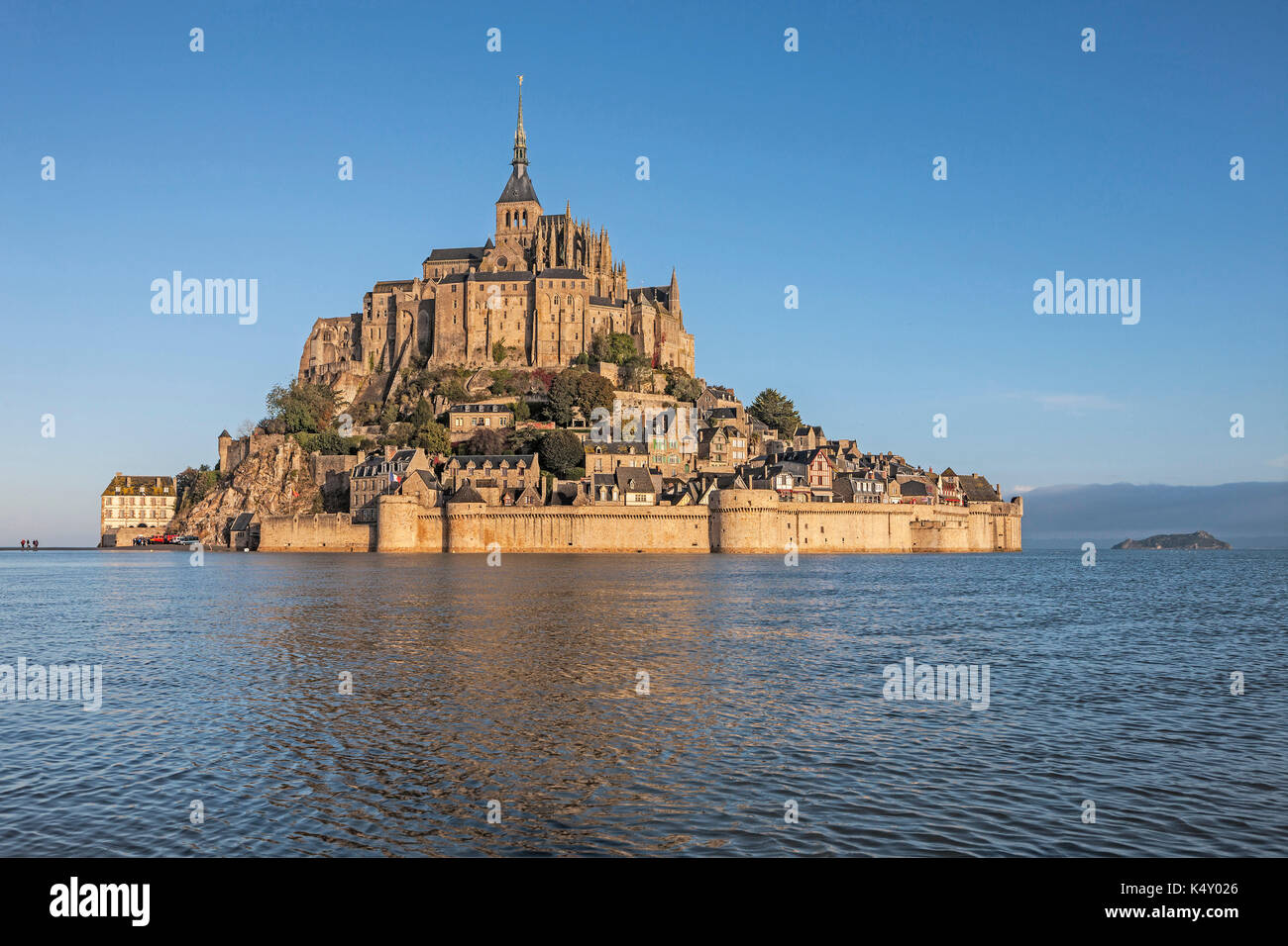 Mont Saint Michel (Saint Michael Mount), Normandia, a nord-ovest della Francia: Le Mont Saint Michel visto dal mare durante una molla di marea, equ autunnali Foto Stock