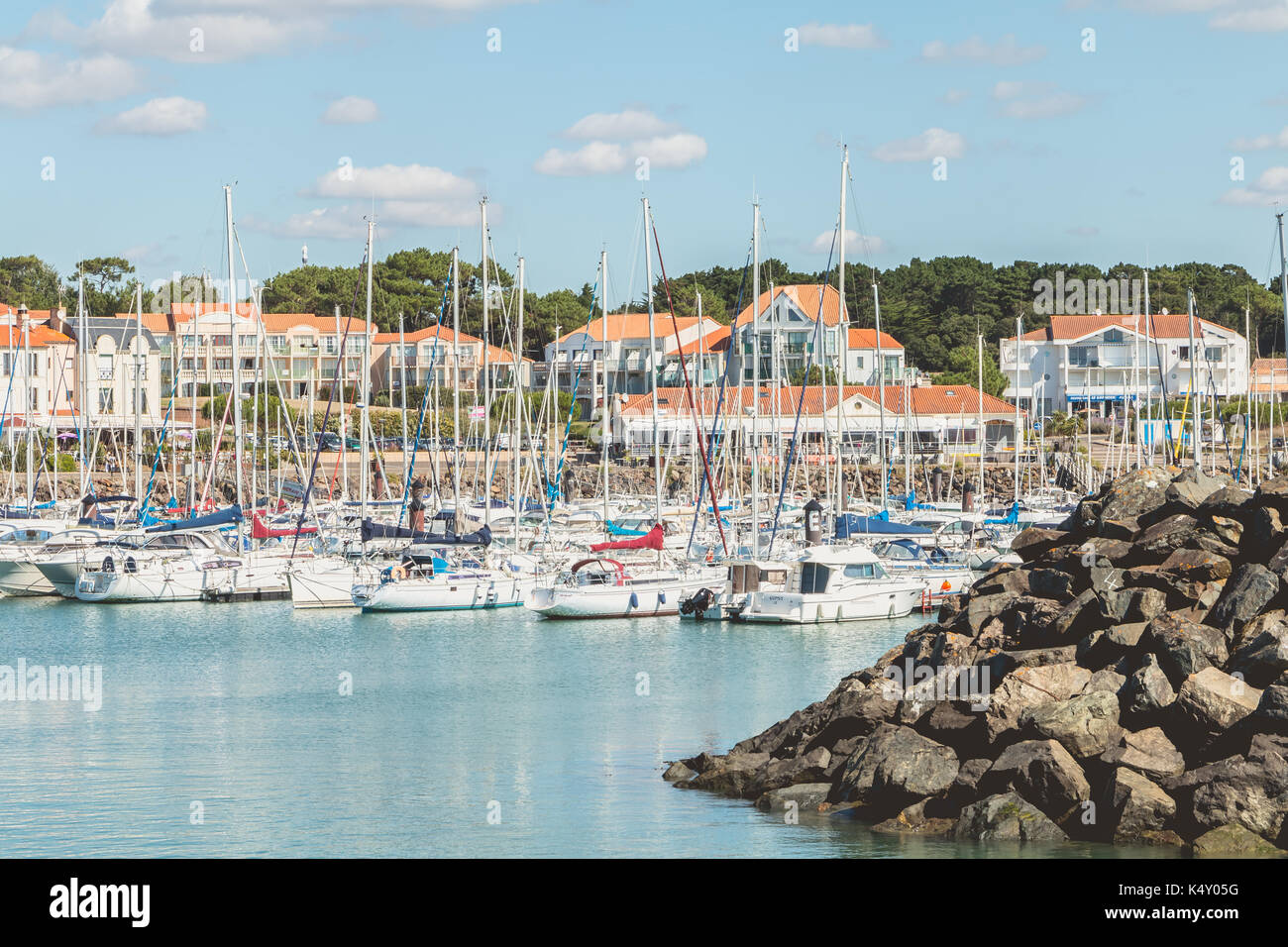 Talmont Saint Hilaire, Francia - 23 settembre 2016 : vista della marina di bourgenay porto con i suoi 650 posti di imbarcazioni da diporto. Aperto a partire dal 1 apri Foto Stock